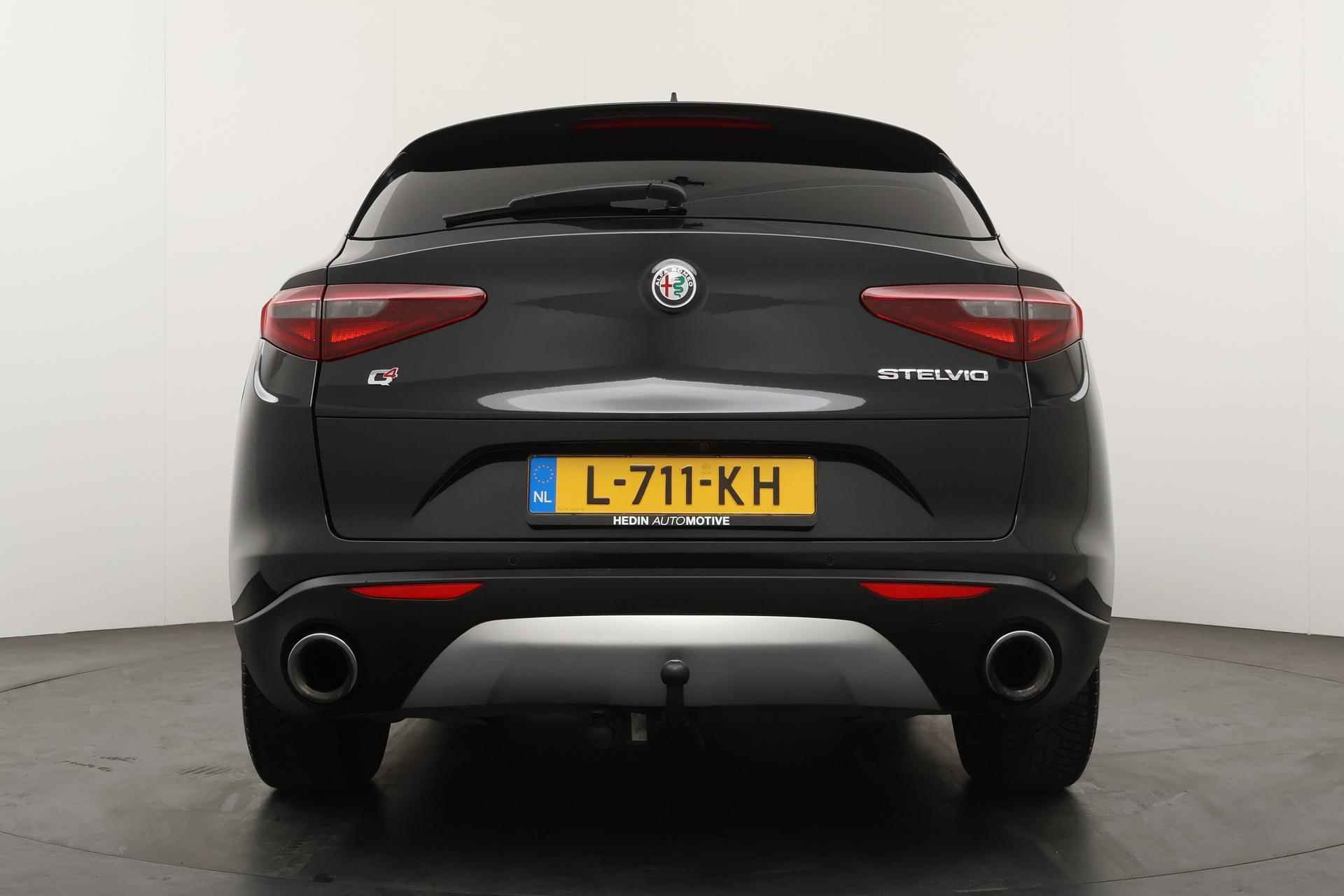 Alfa Romeo Stelvio 2.0 T AWD First Edition 280PK | Trekhaak | Navigatie | Camera | Leder | Stoel/Stuurverwarming | PDC V+A | LMV 20 inch - 9/19