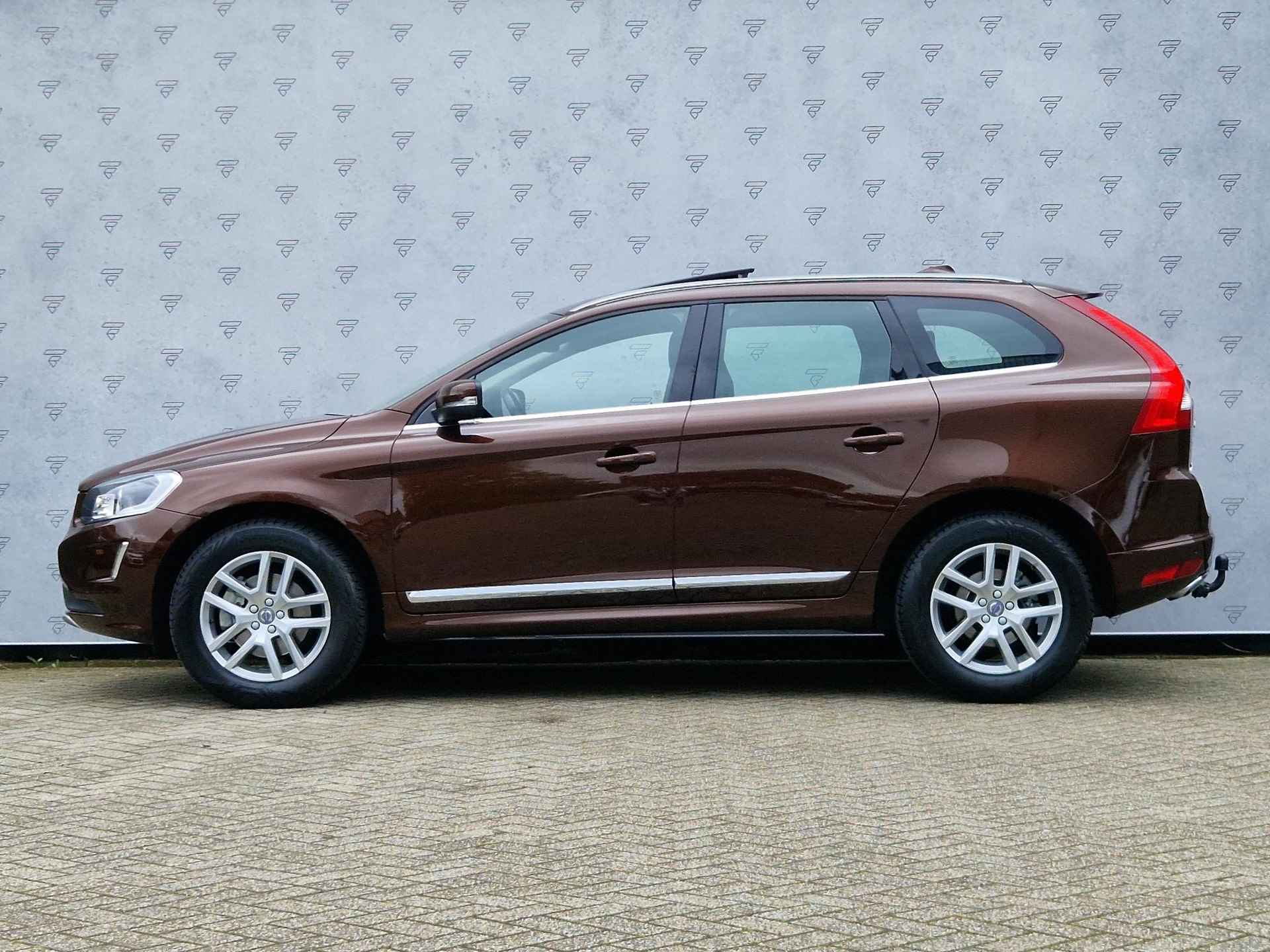 Volvo XC60 2.0 T5 Polar+ Automaat | Panoramadak | Camera | Leder | Trekhaak | PDC | - 2/25