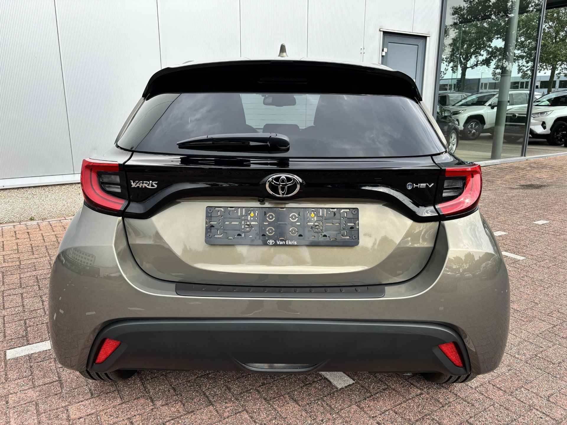 Toyota Yaris 1.5 Hybrid First Edition Limited Stuurverwarming , Apple carplay, Android auto, Lm velgen, Snel leverbaar! - 32/44