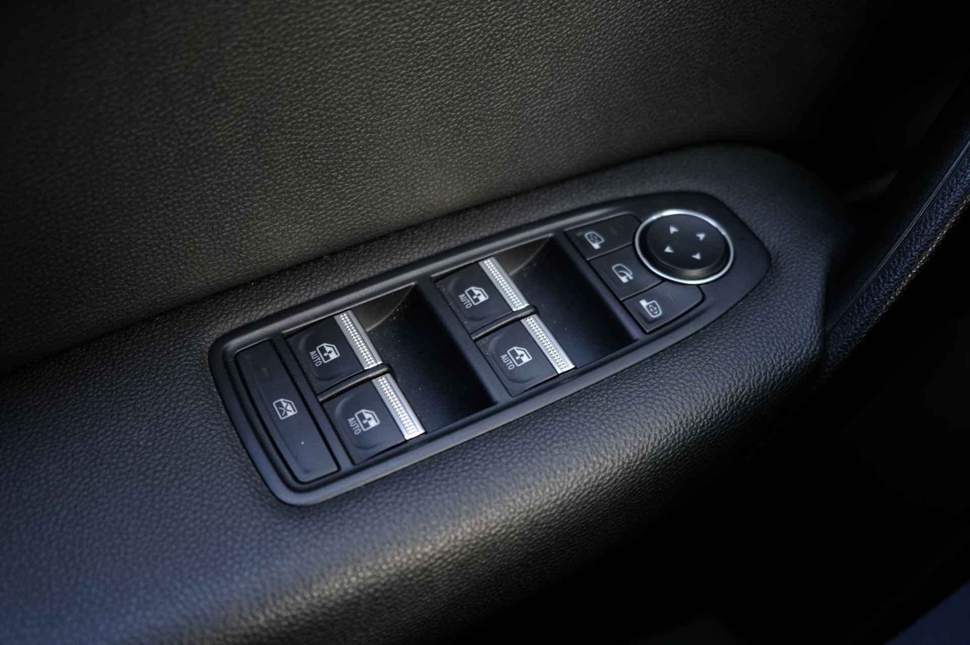 Renault Captur 1.3 TCe 140 Intens | Cruise Control | PDC | Camera | Navigatie | Apple Carplay / Android Auto | Stoel / Stuur Verwarming | Voorruit Verwarming | Led-Verlichting | - 14/33