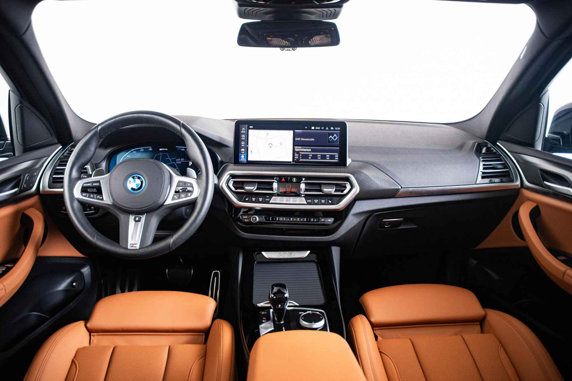 BMW X3 xDrive30e High Executive M Sport - Panoramadak - Comfort Access - adaptive LED - Parking Assistant - Individual Lak - Stoel en stuurverwarming - Dempend glas - 3/72