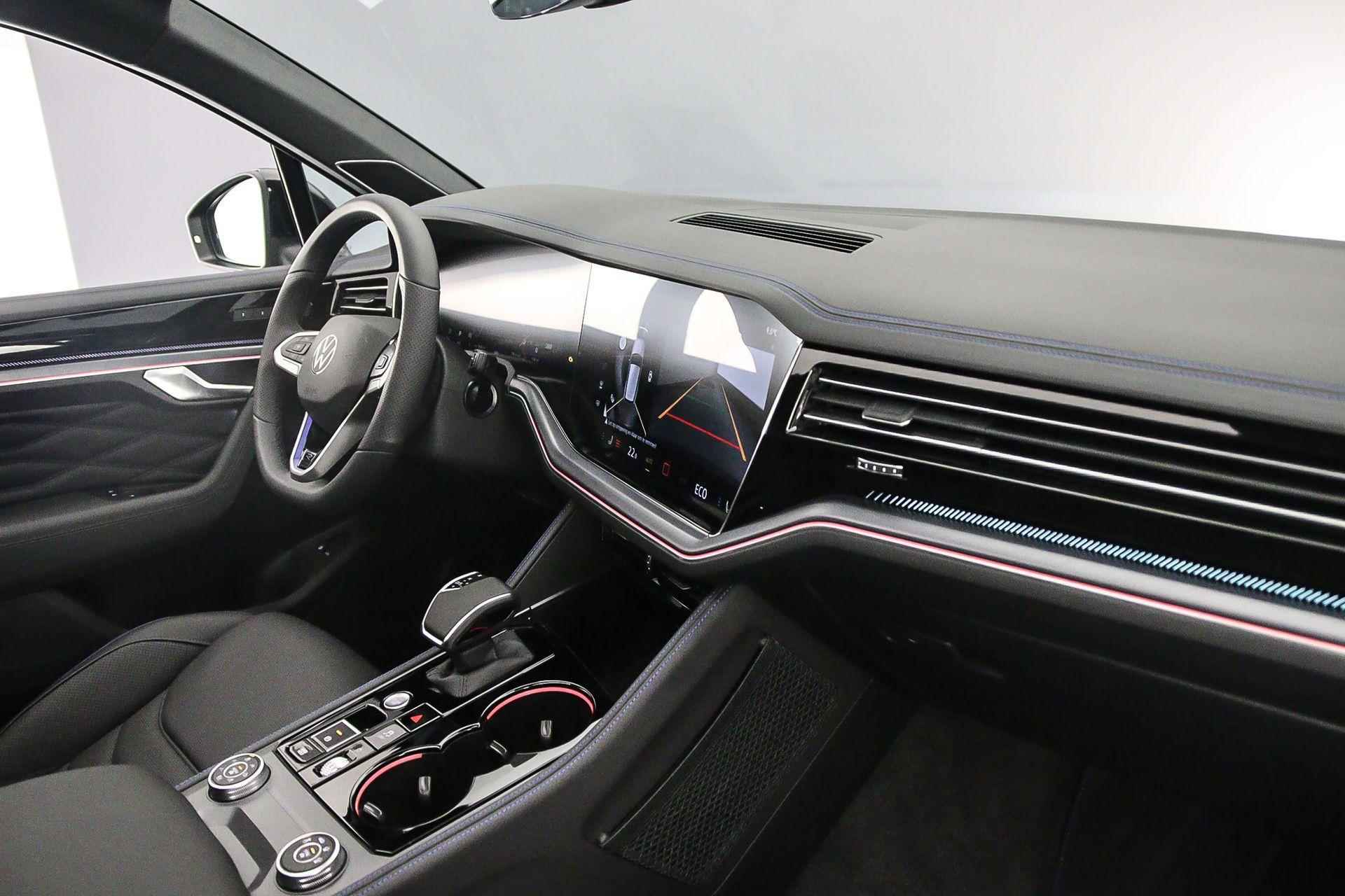 Volkswagen Touareg R 3.0 TSI eHybrid 462pk Tiptronic Trekhaak, Panoramadak, Lederen bekleding, Luchtvering, Head up display, LED matrix verlichting, 360 camera, Adaptive cruise control - 55/60