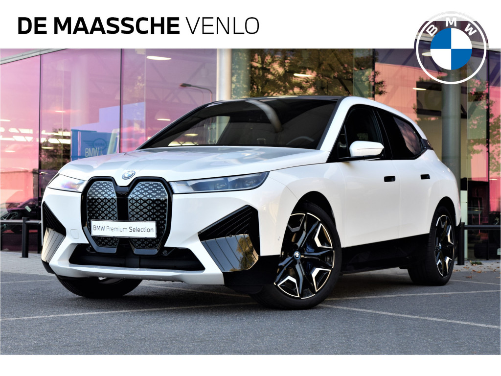 BMW iX xDrive50 High Executive 112 kWh / Sportpakket / Luchtvering / Panoramadak Sky Lounge / Trekhaak / Parking Assistant Plus / Active Steering / Driving Assistant Professional