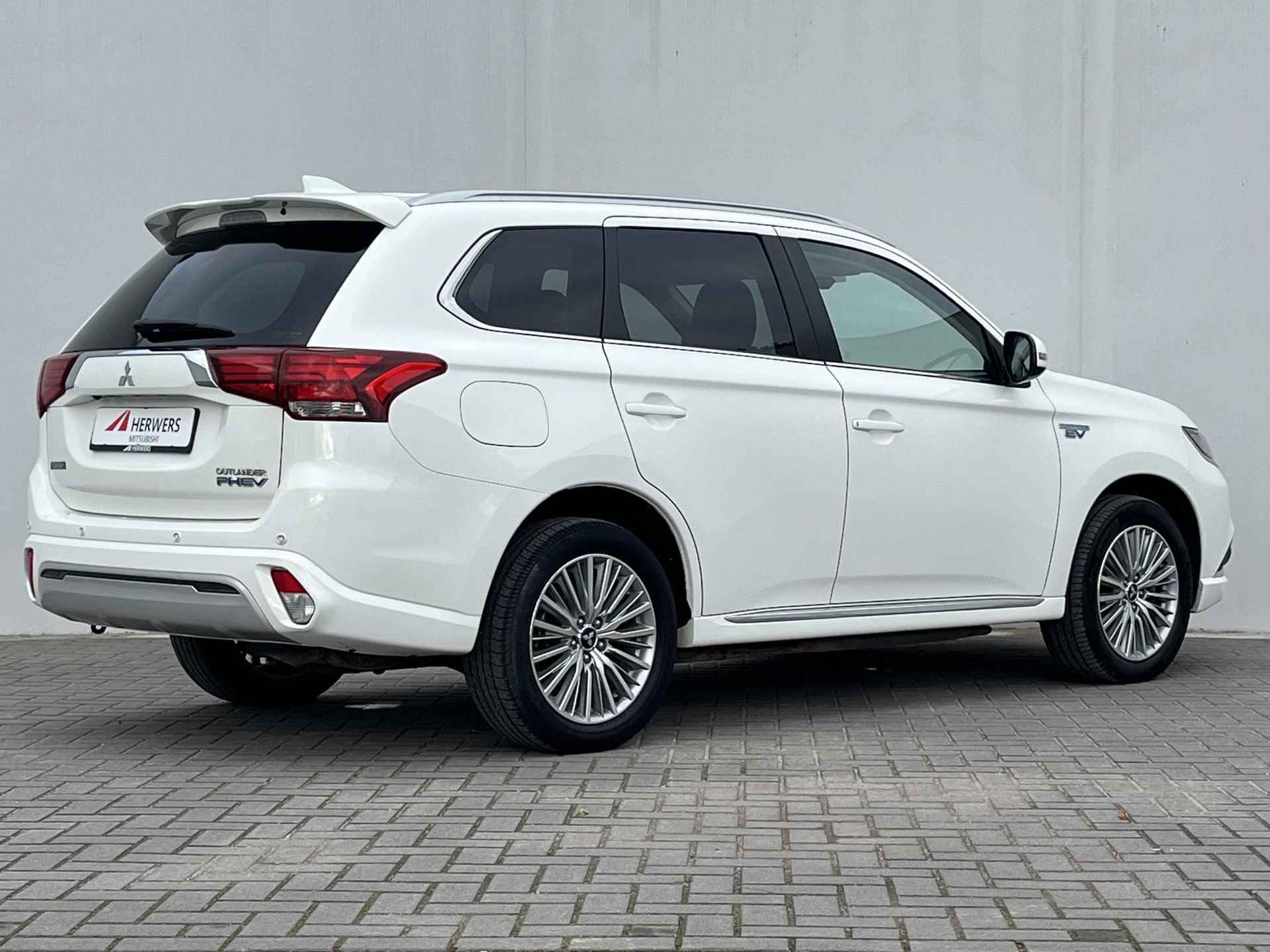 Mitsubishi Outlander 2.4 PHEV Automaat Intense / Plug-in / Keyless / Apple carplay & Android auto / Climate control / Cruise control - 3/48