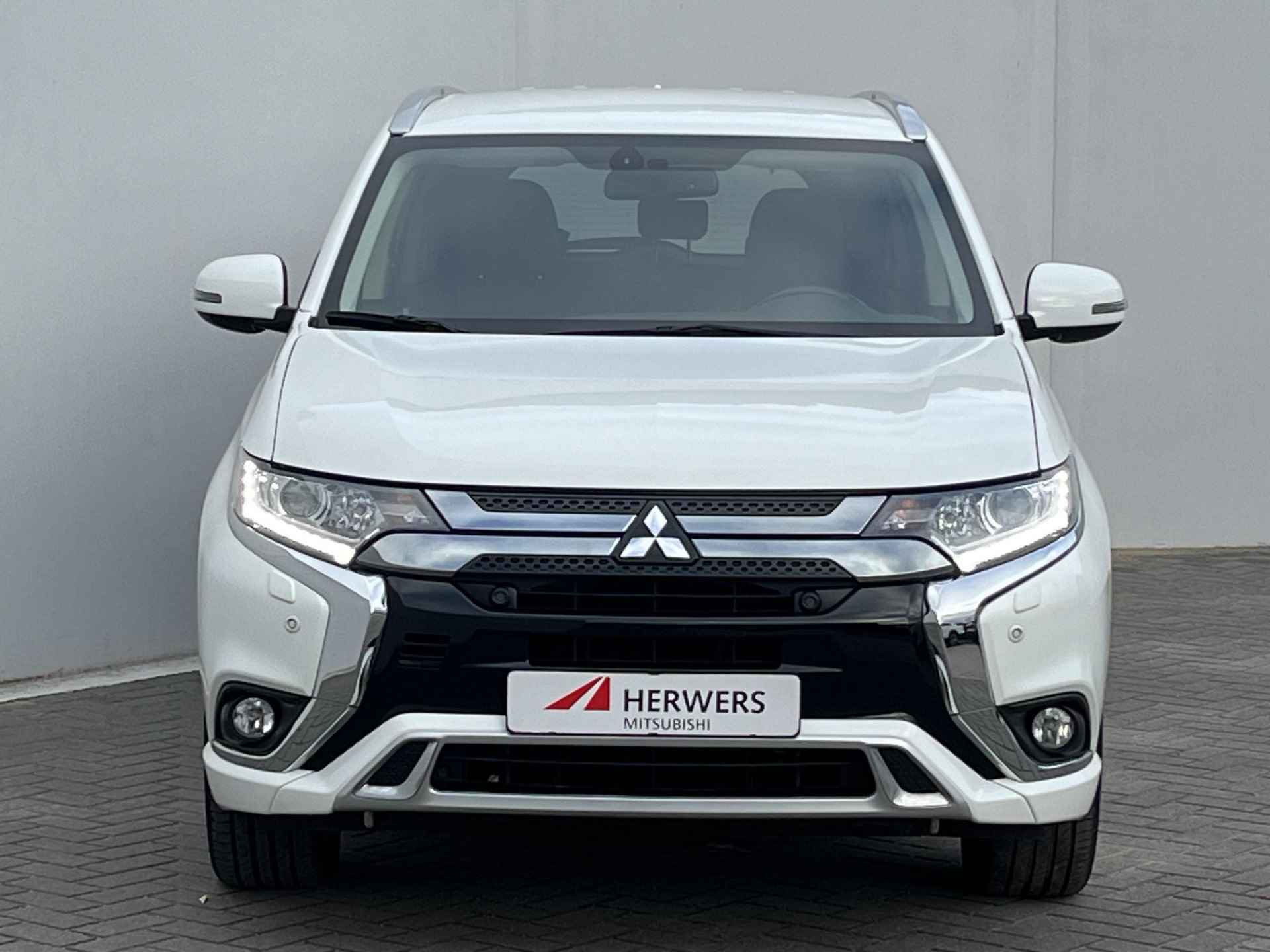 Mitsubishi Outlander 2.4 PHEV Automaat Intense / Plug-in / Keyless / Apple carplay & Android auto / Climate control / Cruise control - 24/48