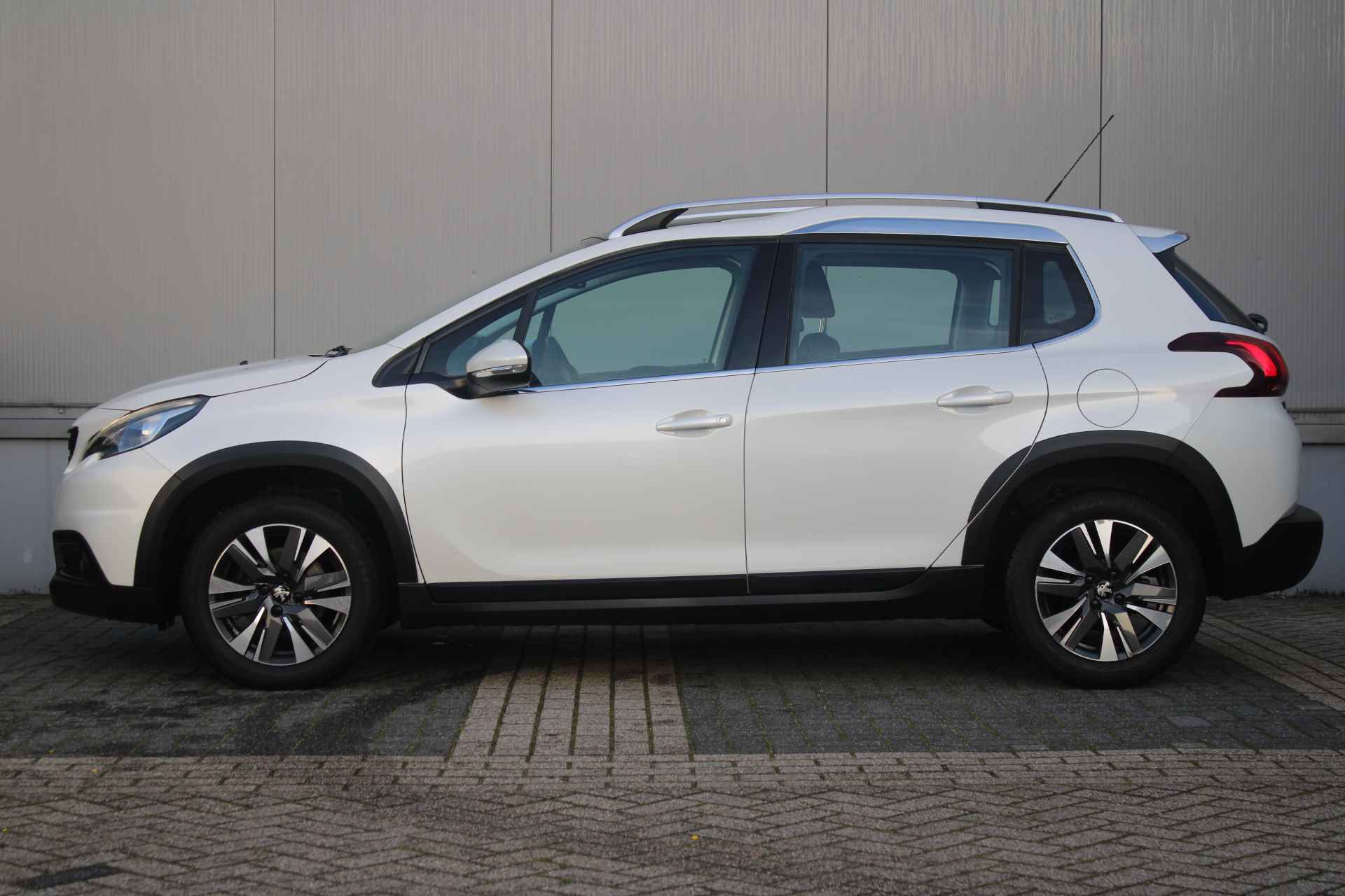 Peugeot 2008 SUV 1.2 110pk Allure | PANODAK | NAVI | CLIMA | PDC | CRUISE | CARPLAY | | PANODAK | NAVI | CLIMA | PDC - 3/37