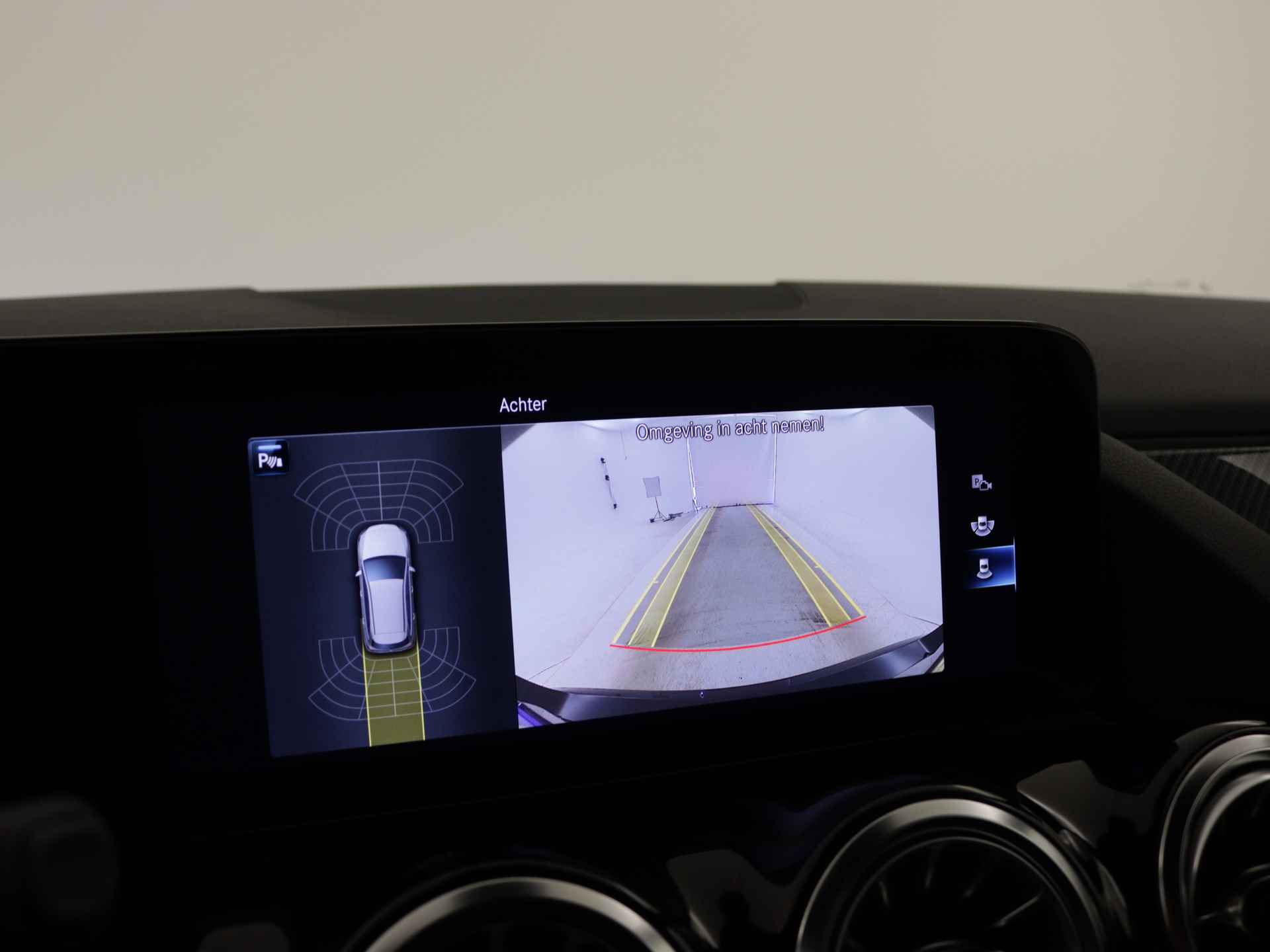Mercedes-Benz B-Klasse 250 e AMG Nightpakket | Parkeerpakket met Camera | Sfeerverlichting | Augmented Reality | Car play | DAB | Inclusief 24 maanden Mercedes-Benz Certified garantie voor Europa. - 11/44
