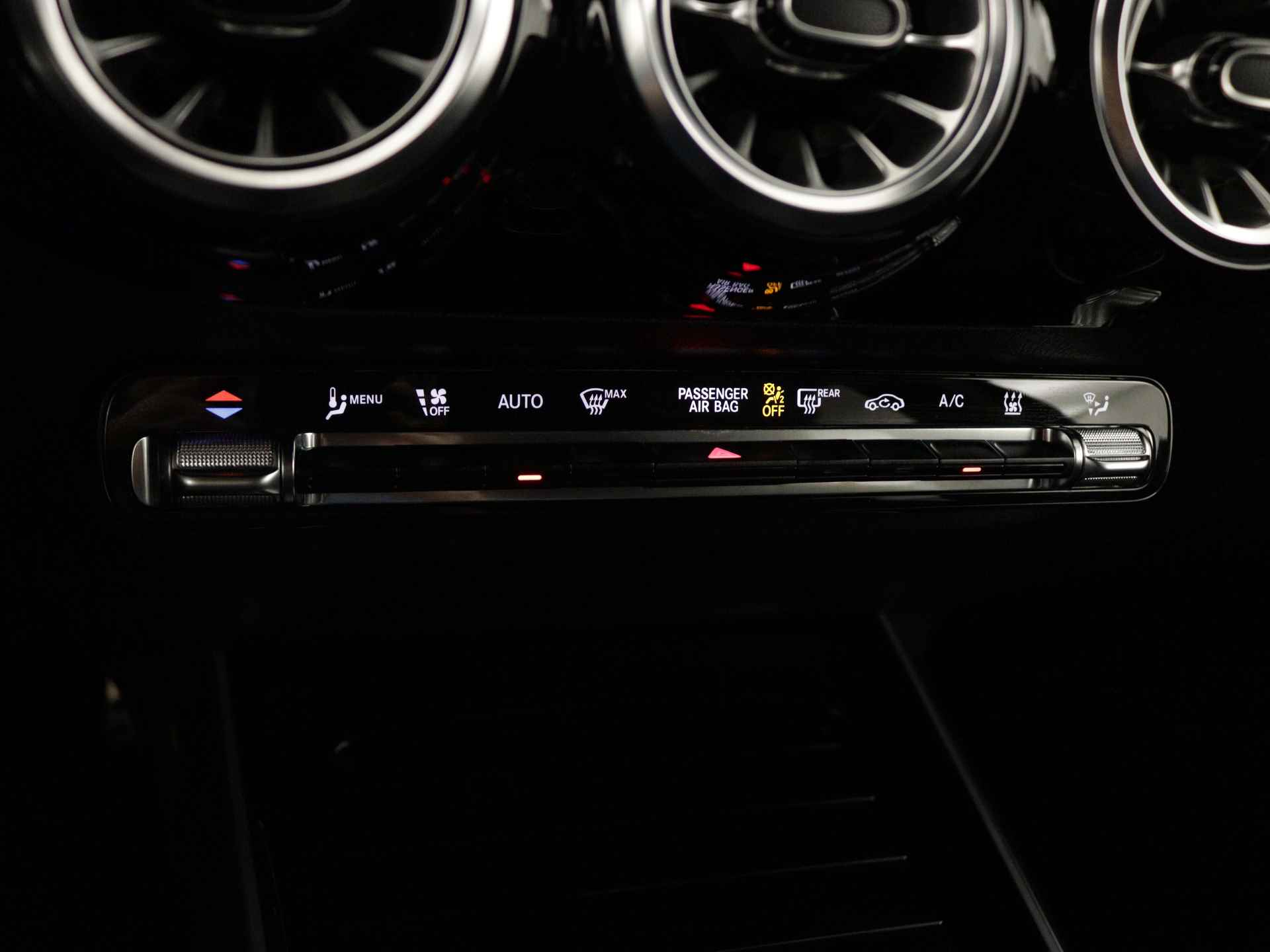 Mercedes-Benz B-Klasse 250 e AMG Nightpakket | Parkeerpakket met Camera | Sfeerverlichting | Augmented Reality | Car play | DAB | Inclusief 24 maanden Mercedes-Benz Certified garantie voor Europa. - 12/44