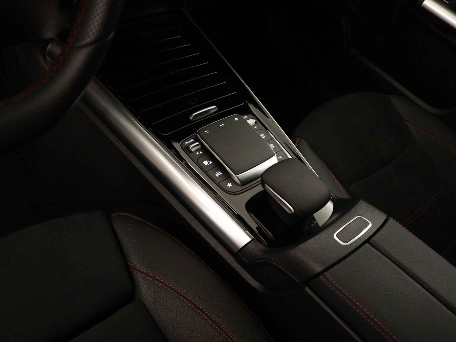 Mercedes-Benz B-Klasse 250 e AMG Nightpakket | Parkeerpakket met Camera | Sfeerverlichting | Augmented Reality | Car play | DAB | Inclusief 24 maanden Mercedes-Benz Certified garantie voor Europa. - 13/44