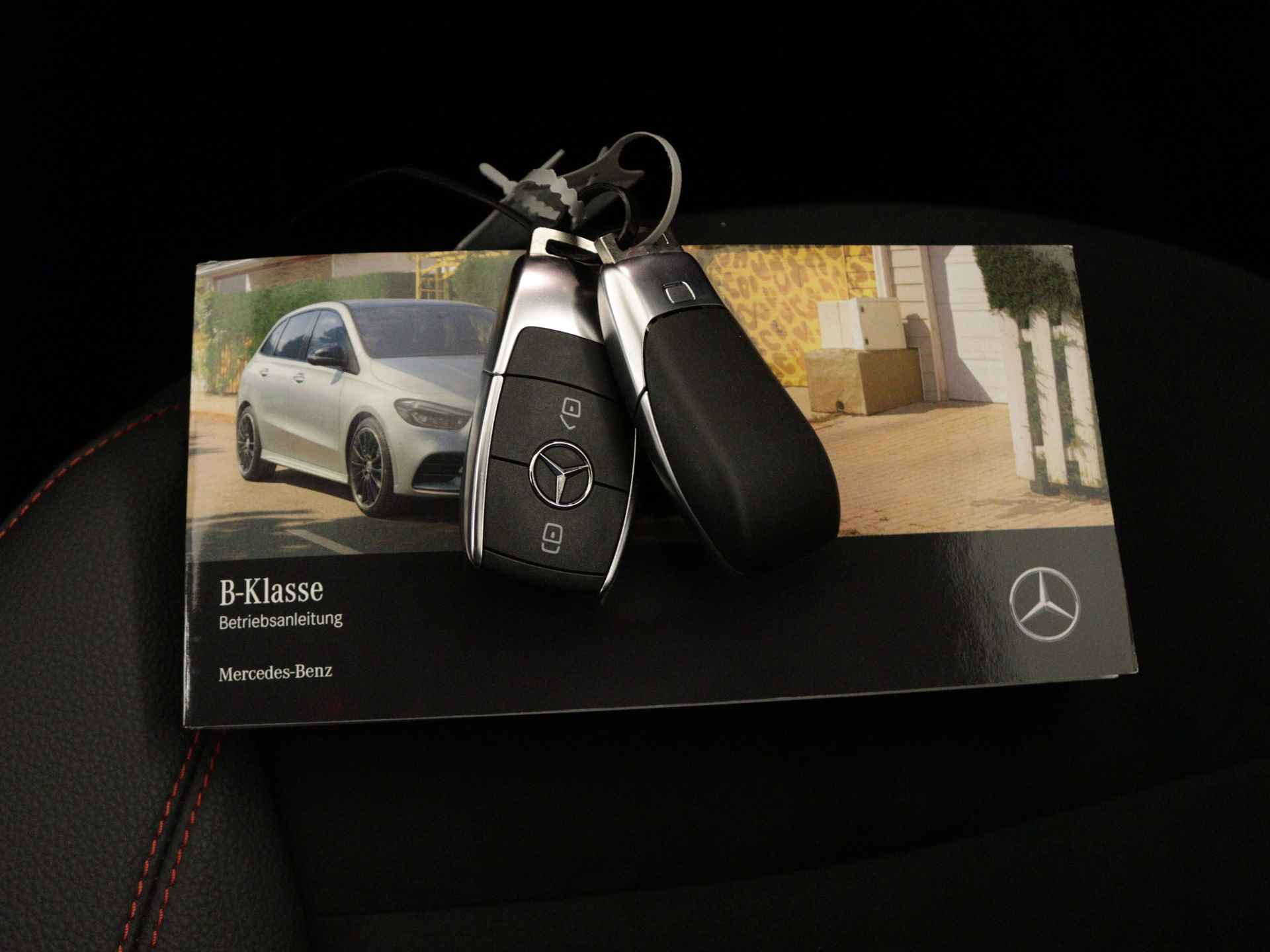 Mercedes-Benz B-Klasse 250 e AMG Nightpakket | Parkeerpakket met Camera | Sfeerverlichting | Augmented Reality | Car play | DAB | Inclusief 24 maanden Mercedes-Benz Certified garantie voor Europa. - 14/44