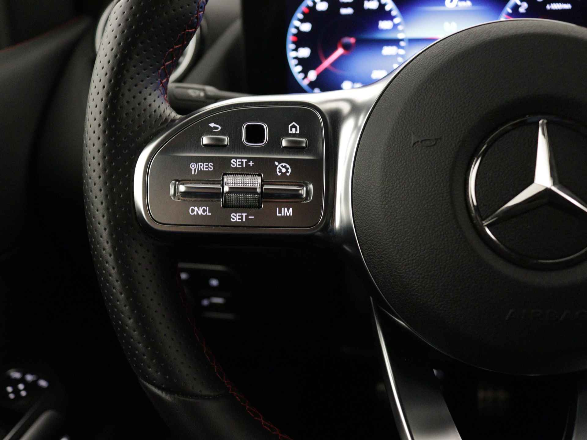 Mercedes-Benz B-Klasse 250 e AMG Nightpakket | Parkeerpakket met Camera | Sfeerverlichting | Augmented Reality | Car play | DAB | Inclusief 24 maanden Mercedes-Benz Certified garantie voor Europa. - 22/44