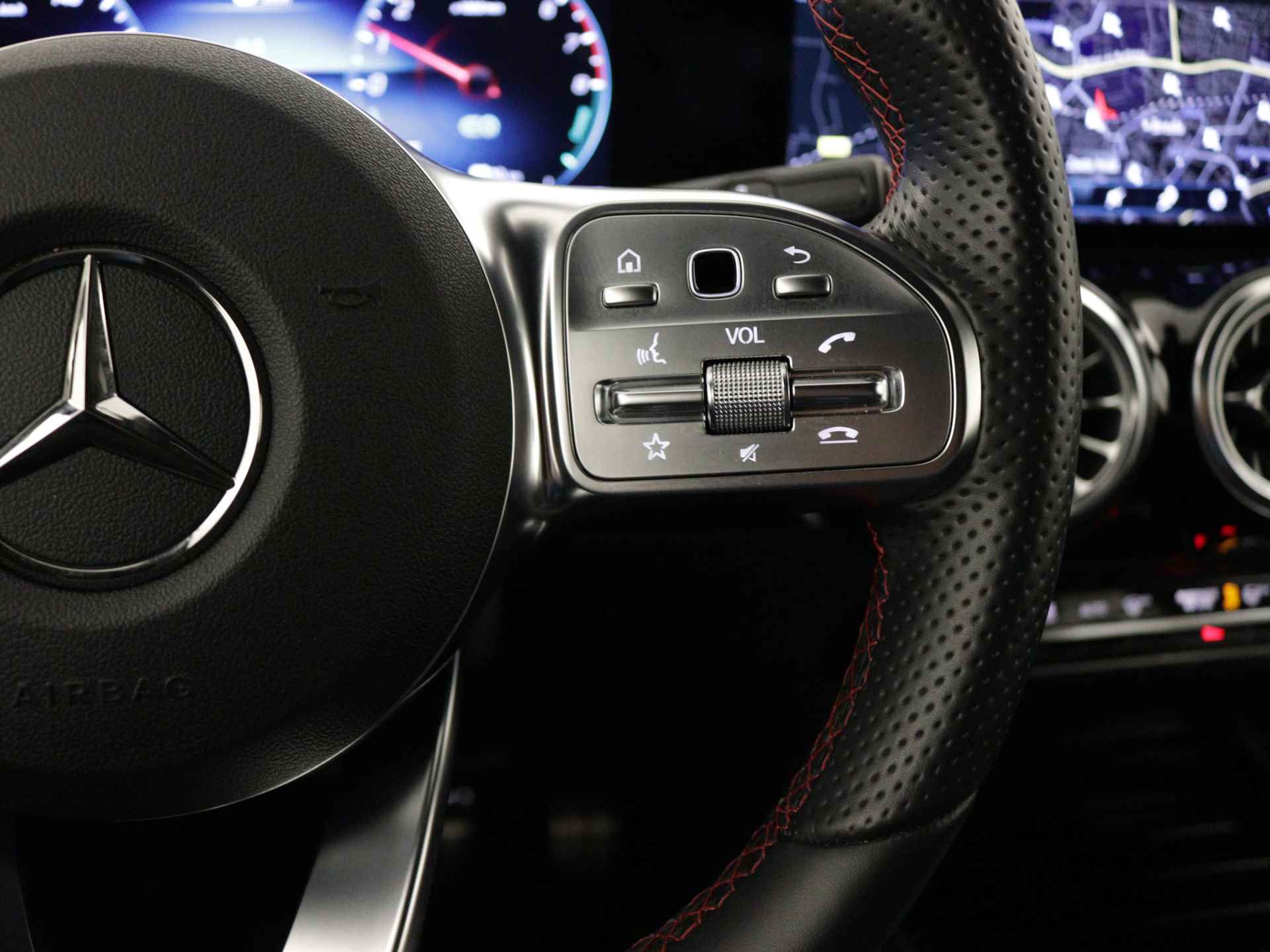 Mercedes-Benz B-Klasse 250 e AMG Nightpakket | Parkeerpakket met Camera | Sfeerverlichting | Augmented Reality | Car play | DAB | Inclusief 24 maanden Mercedes-Benz Certified garantie voor Europa. - 23/44