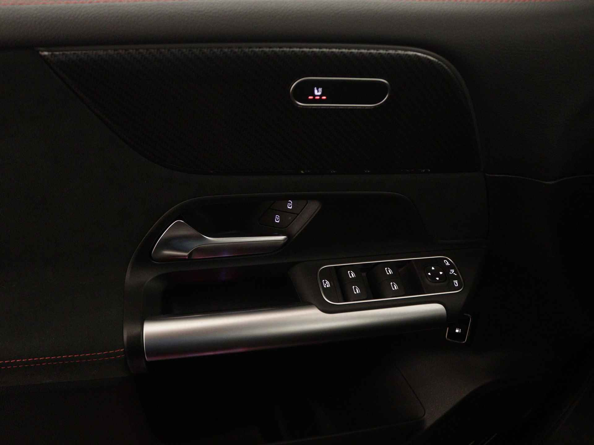 Mercedes-Benz B-Klasse 250 e AMG Nightpakket | Parkeerpakket met Camera | Sfeerverlichting | Augmented Reality | Car play | DAB | Inclusief 24 maanden Mercedes-Benz Certified garantie voor Europa. - 32/44