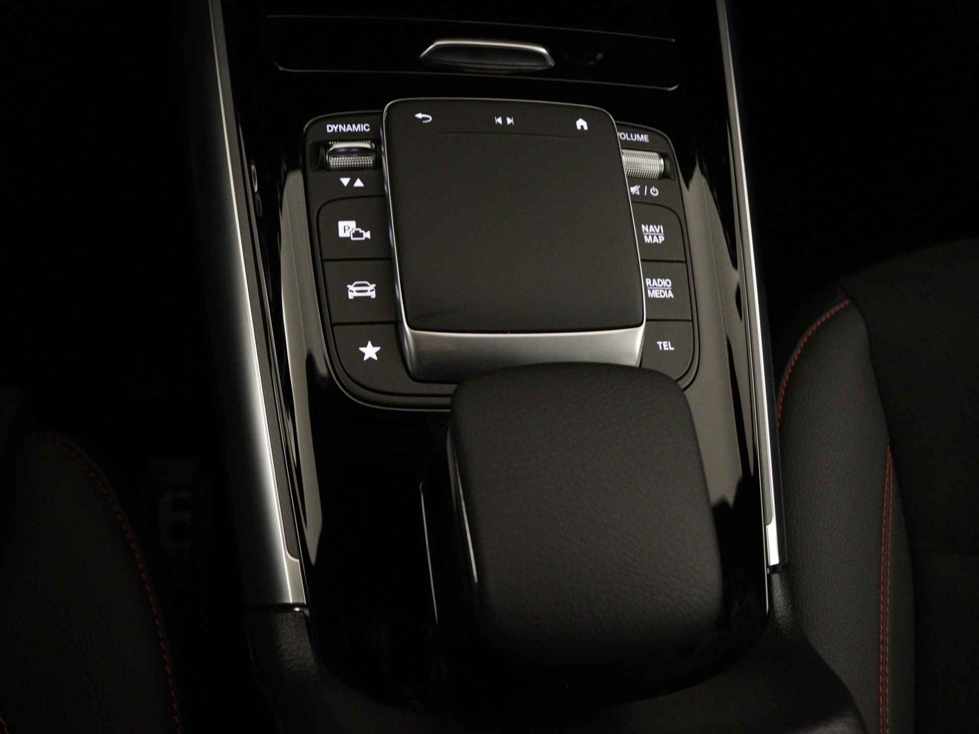 Mercedes-Benz B-Klasse 250 e AMG Nightpakket | Parkeerpakket met Camera | Sfeerverlichting | Augmented Reality | Car play | DAB | Inclusief 24 maanden Mercedes-Benz Certified garantie voor Europa. - 34/44