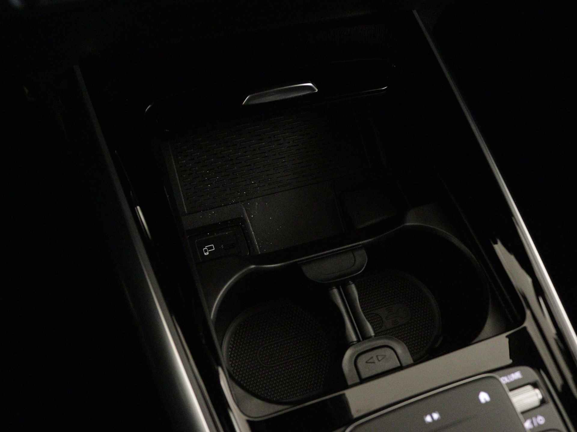 Mercedes-Benz B-Klasse 250 e AMG Nightpakket | Parkeerpakket met Camera | Sfeerverlichting | Augmented Reality | Car play | DAB | Inclusief 24 maanden Mercedes-Benz Certified garantie voor Europa. - 35/44