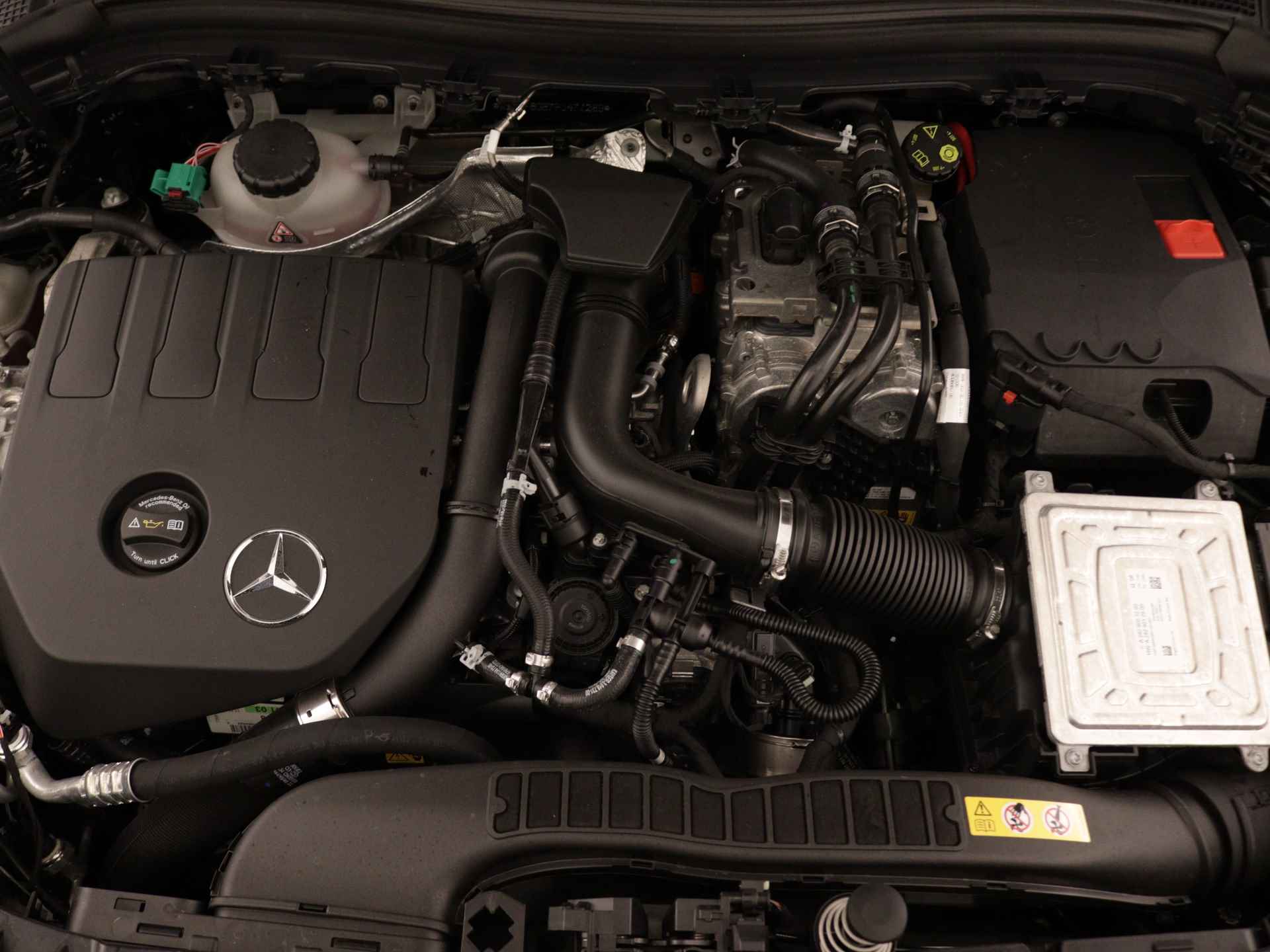 Mercedes-Benz B-Klasse 250 e AMG Nightpakket | Parkeerpakket met Camera | Sfeerverlichting | Augmented Reality | Car play | DAB | Inclusief 24 maanden Mercedes-Benz Certified garantie voor Europa. - 41/44