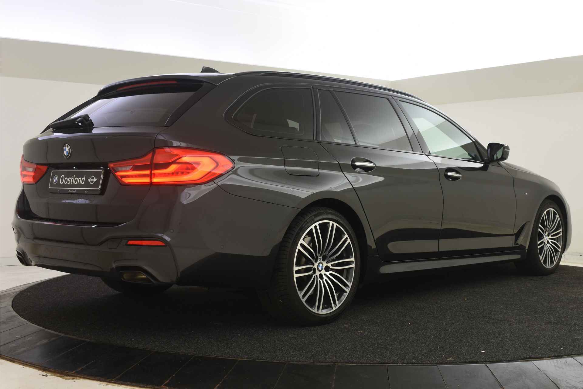 BMW 5 Serie Touring 520i High Executive M Sport Automaat / Panoramadak / Adaptieve LED / Gesture Control / M Sportonderstel / Navigatie Professional / Comfortstoelen - 3/54