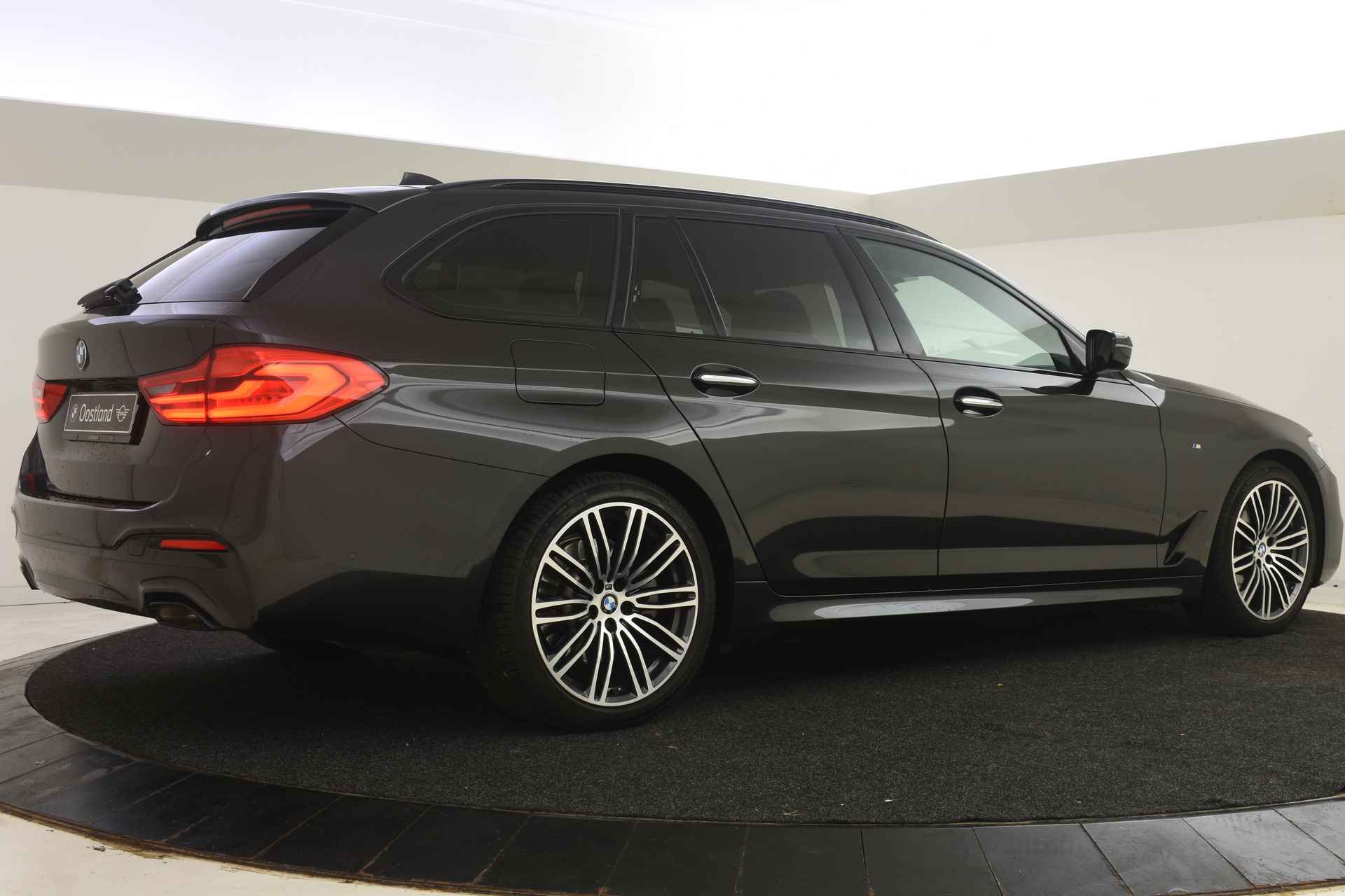 BMW 5 Serie Touring 520i High Executive M Sport Automaat / Panoramadak / Adaptieve LED / Gesture Control / M Sportonderstel / Navigatie Professional / Comfortstoelen - 14/54