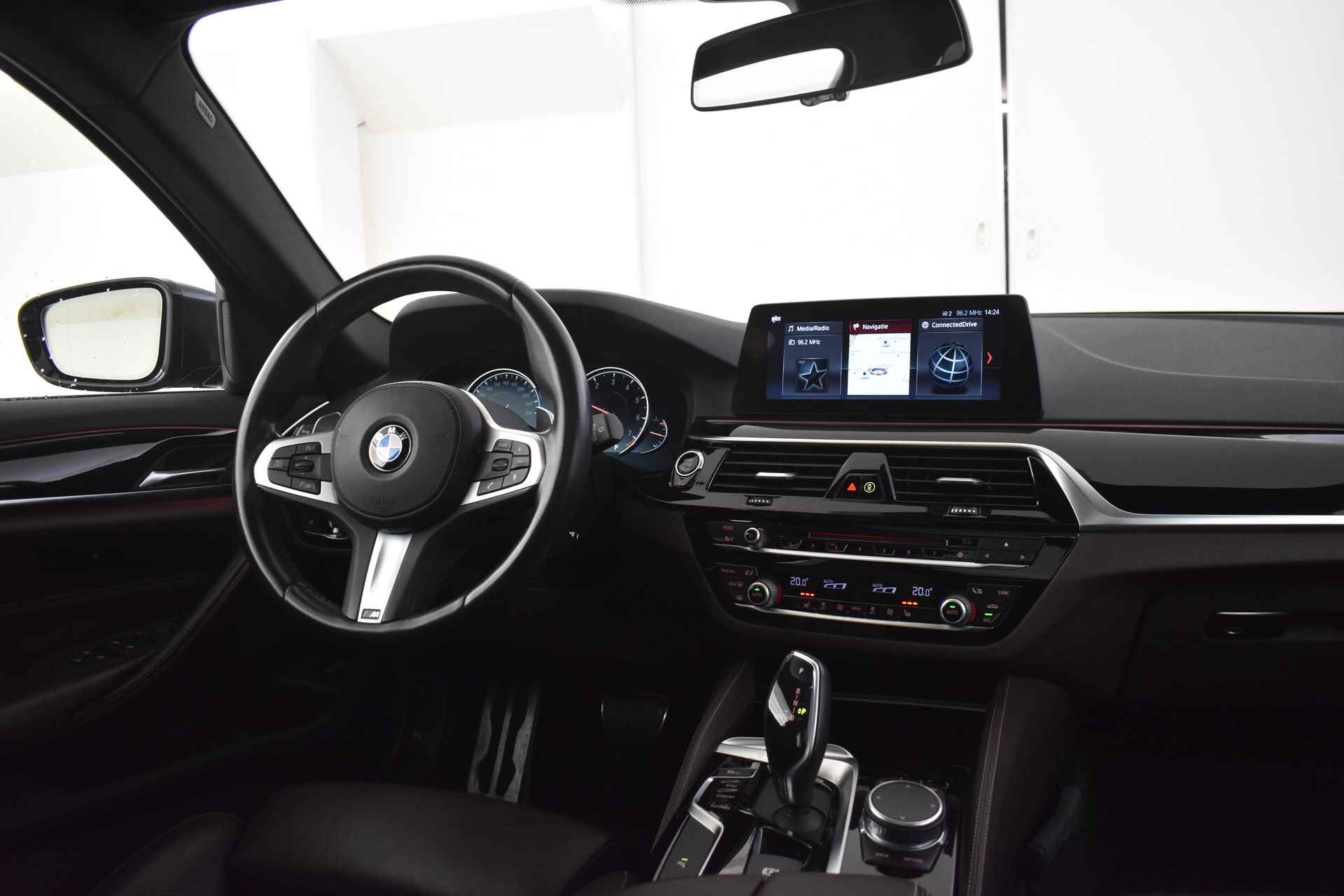 BMW 5 Serie Touring 520i High Executive M Sport Automaat / Panoramadak / Adaptieve LED / Gesture Control / M Sportonderstel / Navigatie Professional / Comfortstoelen - 19/54