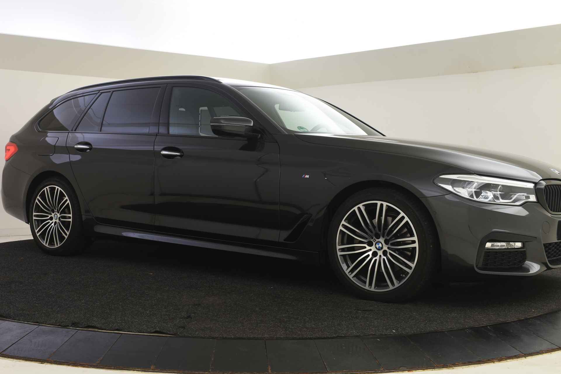 BMW 5 Serie Touring 520i High Executive M Sport Automaat / Panoramadak / Adaptieve LED / Gesture Control / M Sportonderstel / Navigatie Professional / Comfortstoelen - 23/54