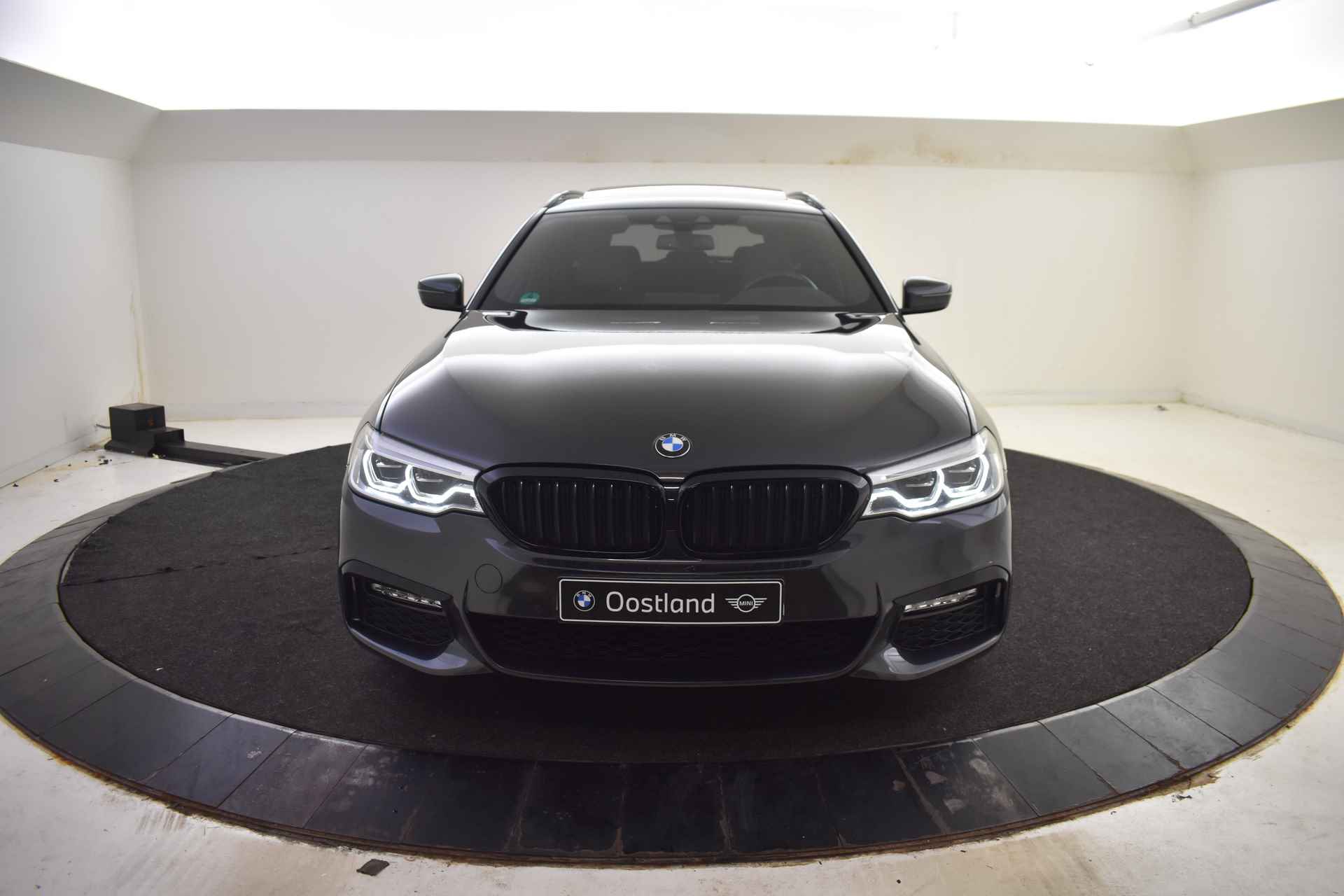 BMW 5 Serie Touring 520i High Executive M Sport Automaat / Panoramadak / Adaptieve LED / Gesture Control / M Sportonderstel / Navigatie Professional / Comfortstoelen - 51/54