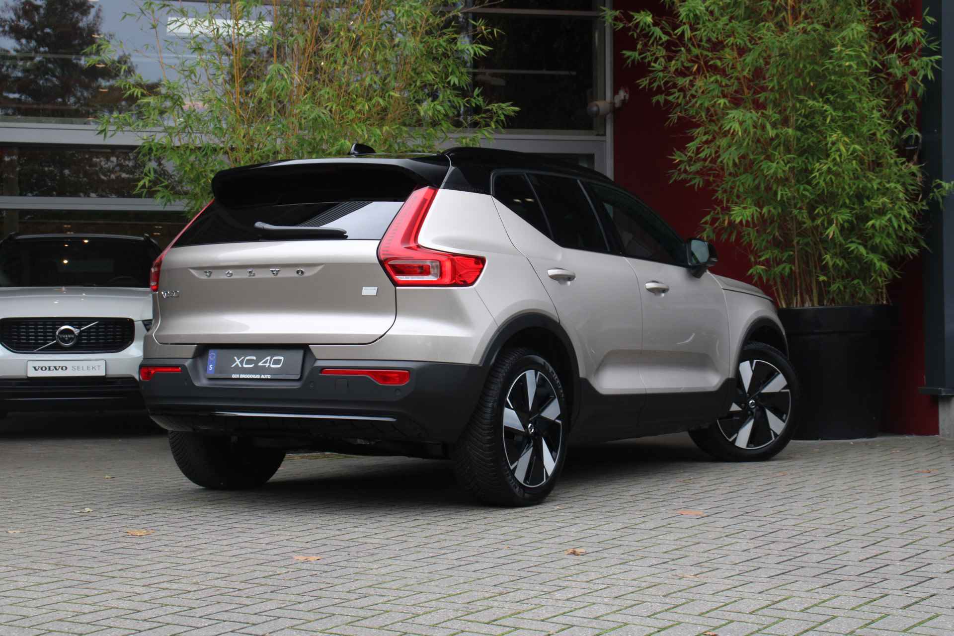 Volvo XC40 Single Motor Extended Range Plus 82 kWh | Warmtepomp | Adaptive Cruise | Camera | Snel leverbaar! - 3/16