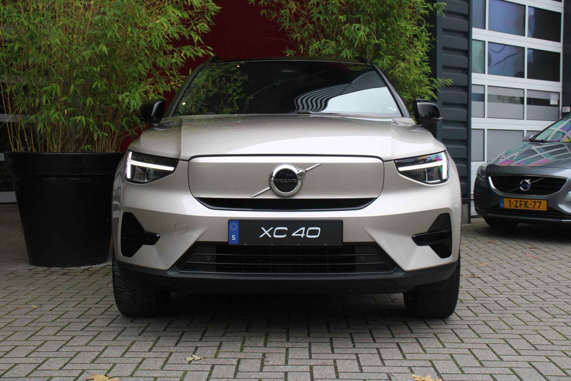 Volvo XC40 Single Motor Extended Range Plus 82 kWh | Warmtepomp | Adaptive Cruise | Camera | Snel leverbaar! - 9/16