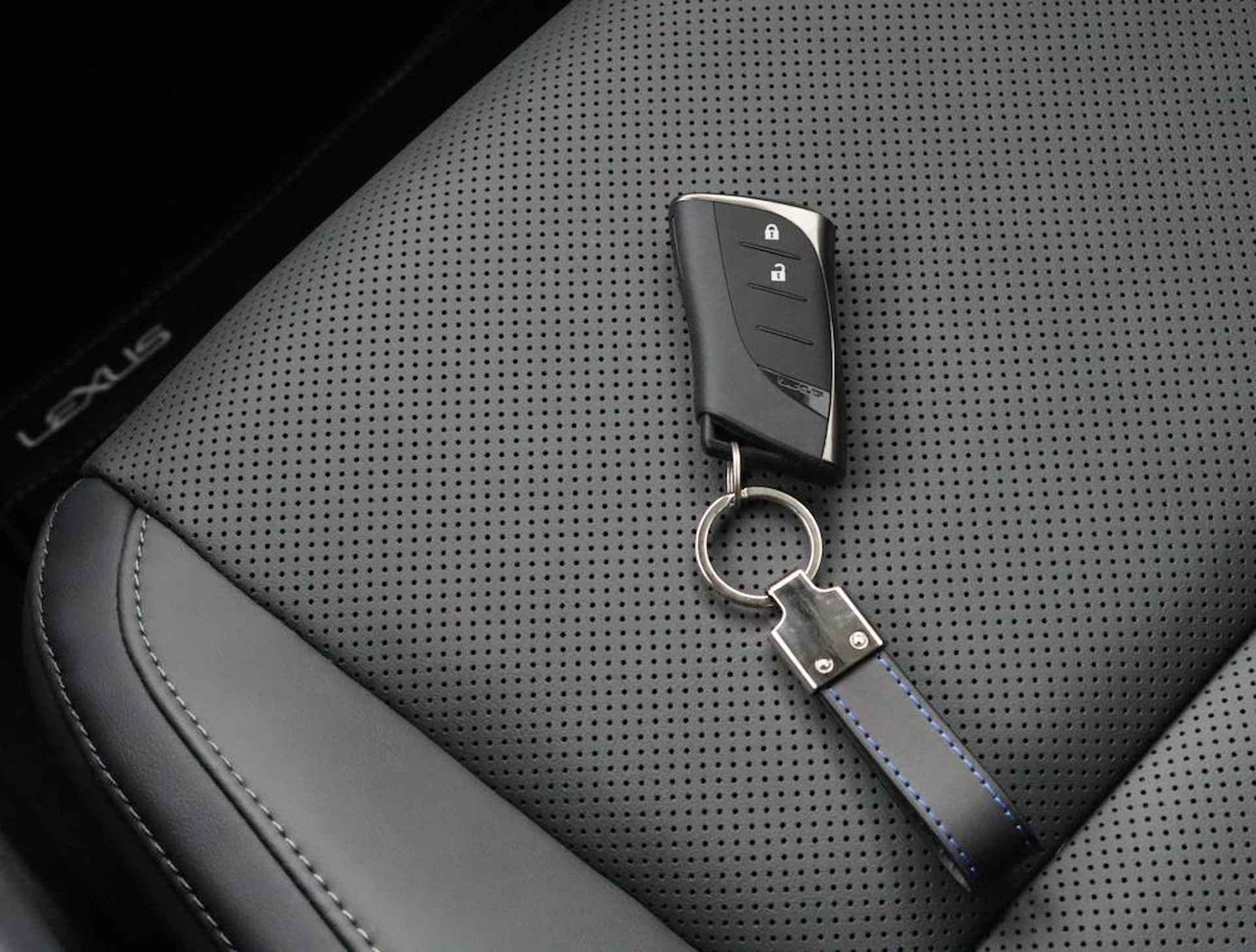 Lexus RZ 450e Executive Line 71 kWh | Panoramadak | Apple Carplay & Android Auto | Stoelverwarming - 11/57