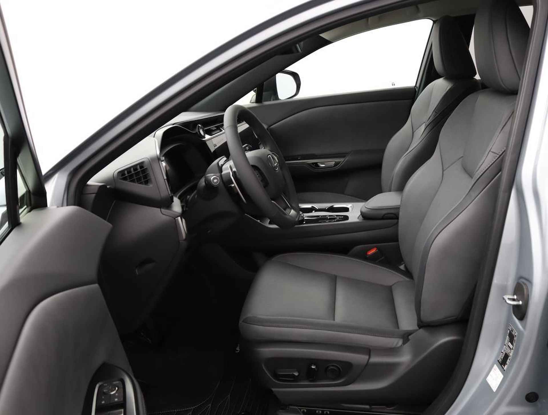 Lexus RZ 450e Executive Line 71 kWh | Panoramadak | Apple Carplay & Android Auto | Stoelverwarming - 17/57