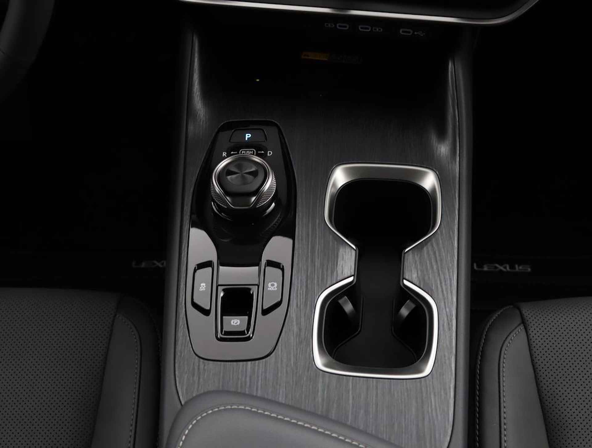 Lexus RZ 450e Executive Line 71 kWh | Panoramadak | Apple Carplay & Android Auto | Stoelverwarming - 26/57