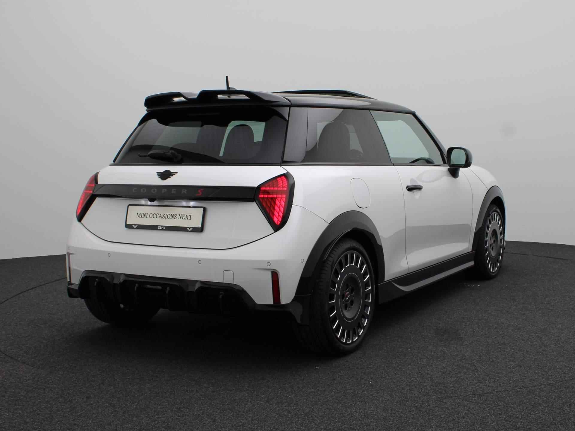 MINI 3-Deurs Cooper S Pakket XL + Glazen panoramadak + Harman Kardon + Camera + Driving Assistant Plus + Elektrisch verstelbare stoelen + Massage - 2/27