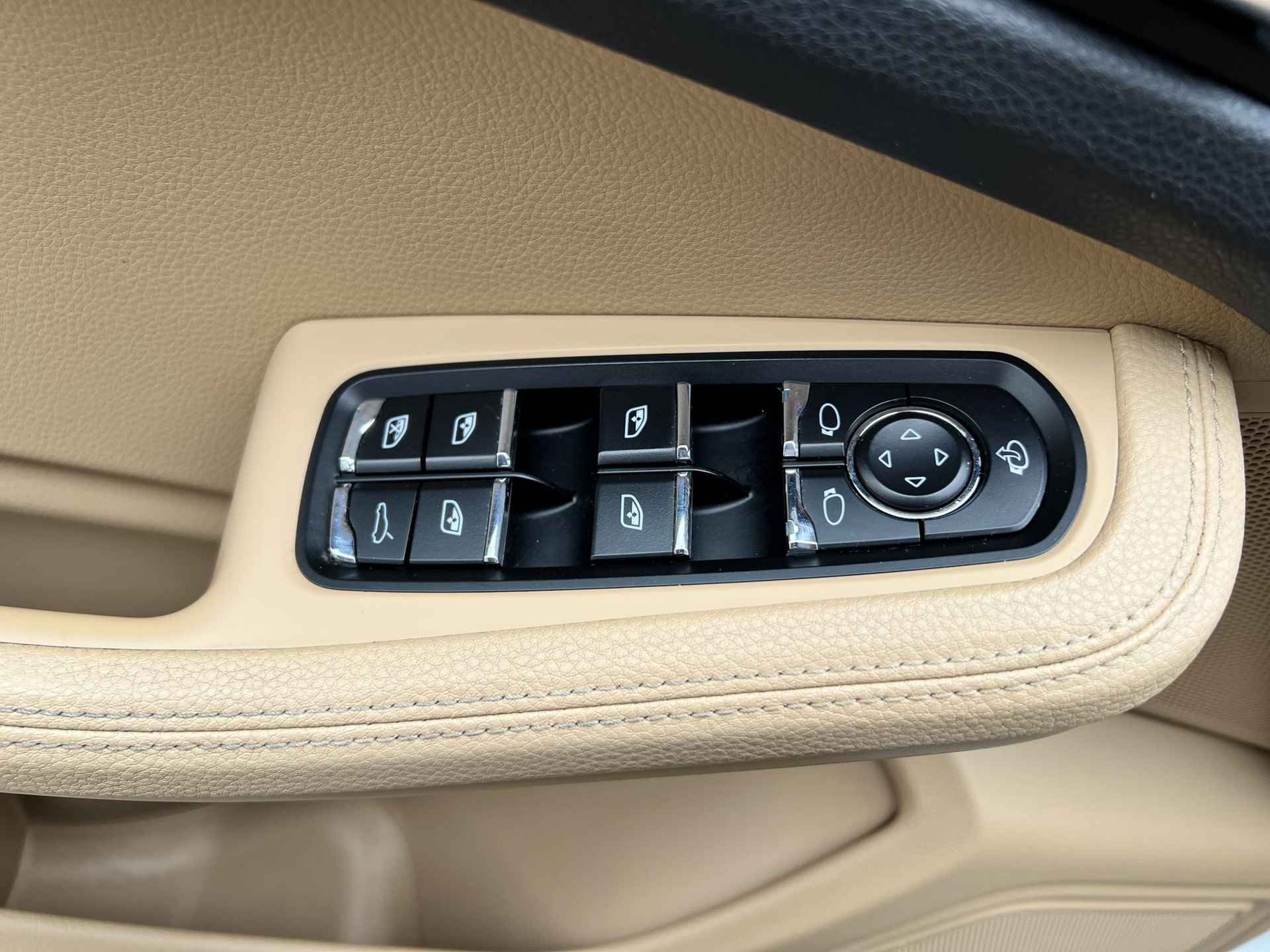 Porsche Macan 2.0 / Keyless / Stoel - Stuur en achterbank verwarming / Bi-Xenon / AppleCarplay / Memory / Camera / Leder / (MET GARANTIE*) - 39/45