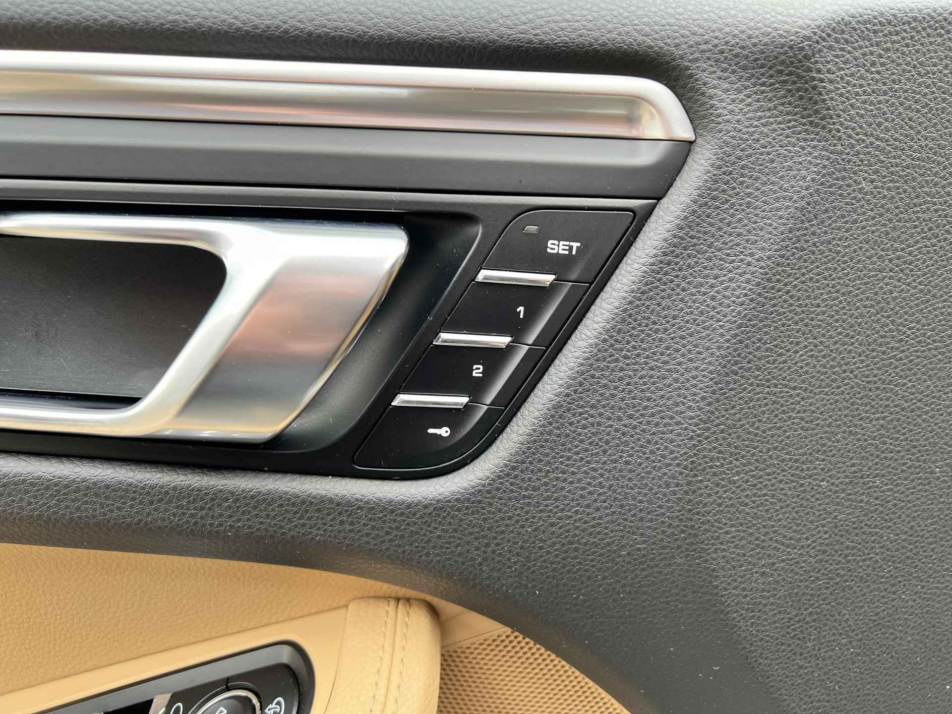 Porsche Macan 2.0 / Keyless / Stoel - Stuur en achterbank verwarming / Bi-Xenon / AppleCarplay / Memory / Camera / Leder / (MET GARANTIE*) - 40/45