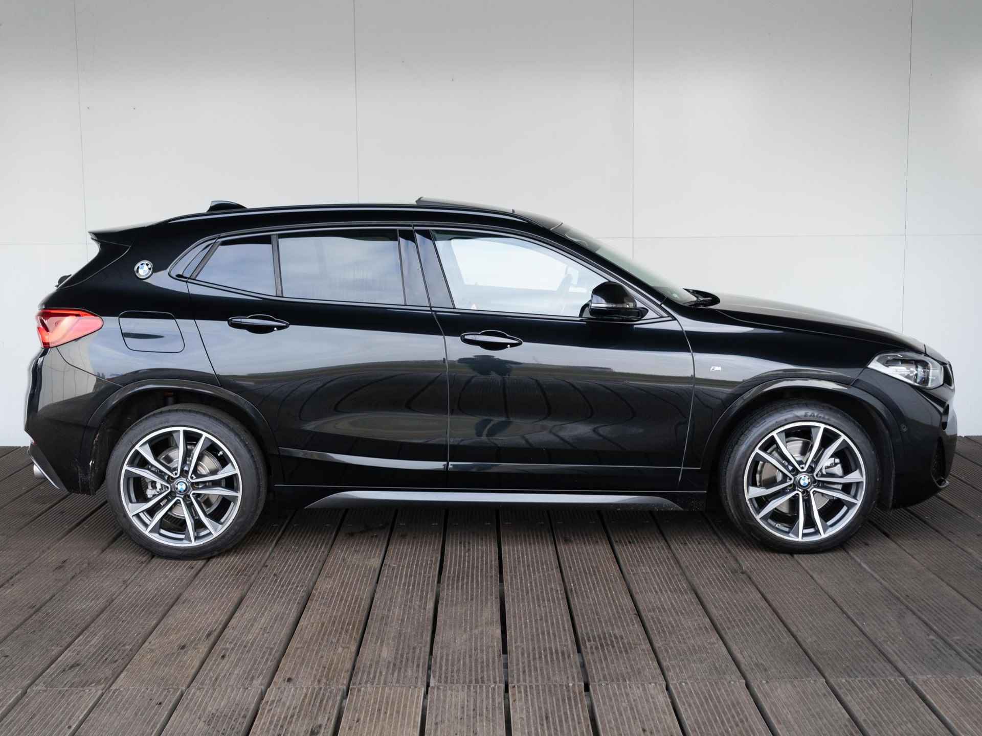 BMW X2 sDrive20i | High Executive | M Sportpakket | Glazen panoramadak | 19 inch | Sportstoelen | Head Up Display | HiFi | Stoelverwarming | Parking Assistant - 4/35