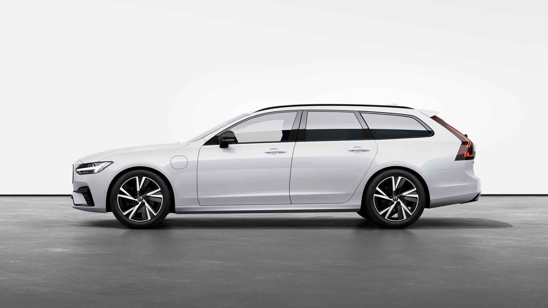 Volvo V90 T6 350PK Long Range AWD Plus Dark | Panoramadak | Trekhaak | Kinderzitjes | Adapt LED | All Season - 2/11