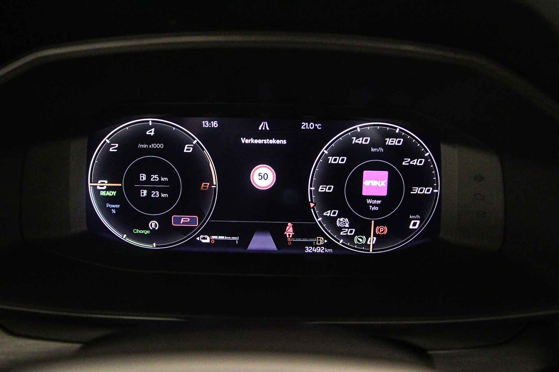 CUPRA Formentor VZ Performance 1.4 TSI e-Hybrid 245pk DSG Automaat Trekhaak, Panoramadak, Adaptive cruise control, Elektrische achterklep, Achteruitrijcamera, Stoelverwarming, Airco, Parkeer assistent, Stuurwiel verwarmd, LED verlichting - 11/50