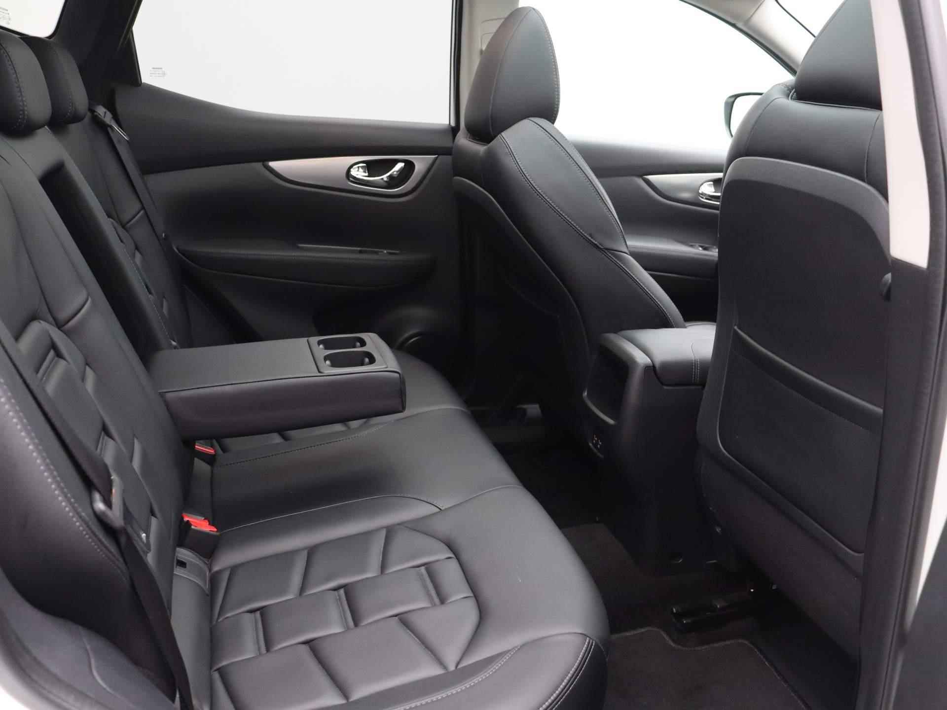 Nissan Qashqai 158pk DIG-T Premium Edition | Automaat | Lederen Bekleding | 19'' Lichtmetalen velgen | Panoramadak | Stoelverwarming | - 9/40
