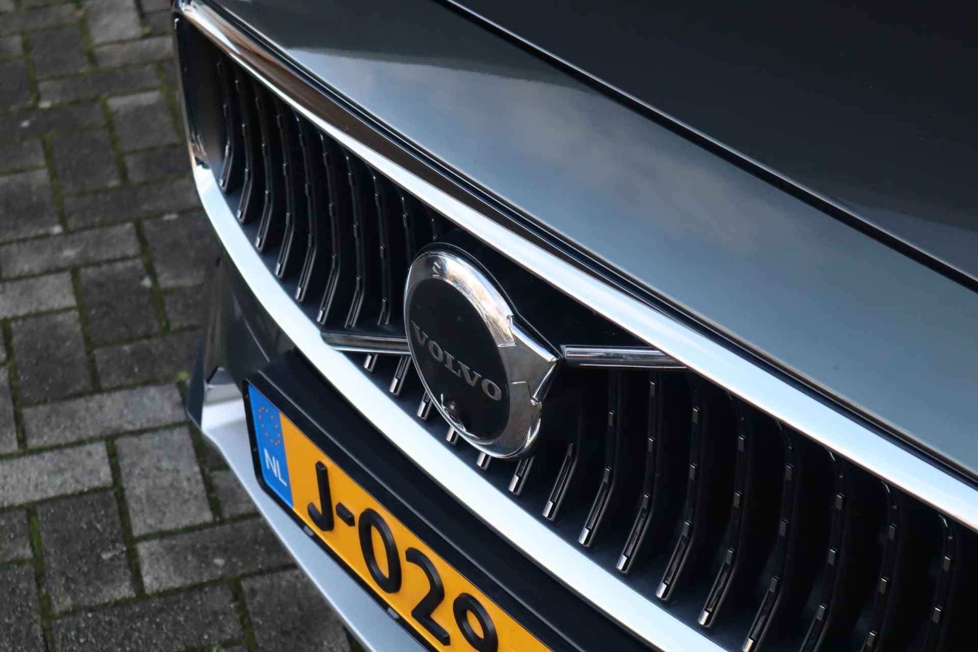 Volvo V90 Cross Country 2.0 B5 AWD Pro | Schuif-/ kanteldak| Harman Kardon Audiosysteem| 360* Camera| Keyless Entry| Airco separaat achter| Semi-elektrisch inklapbare trekhaak| Elektrisch bedienbare bestuurdersstoel met geheugenfunctie| - 4/26