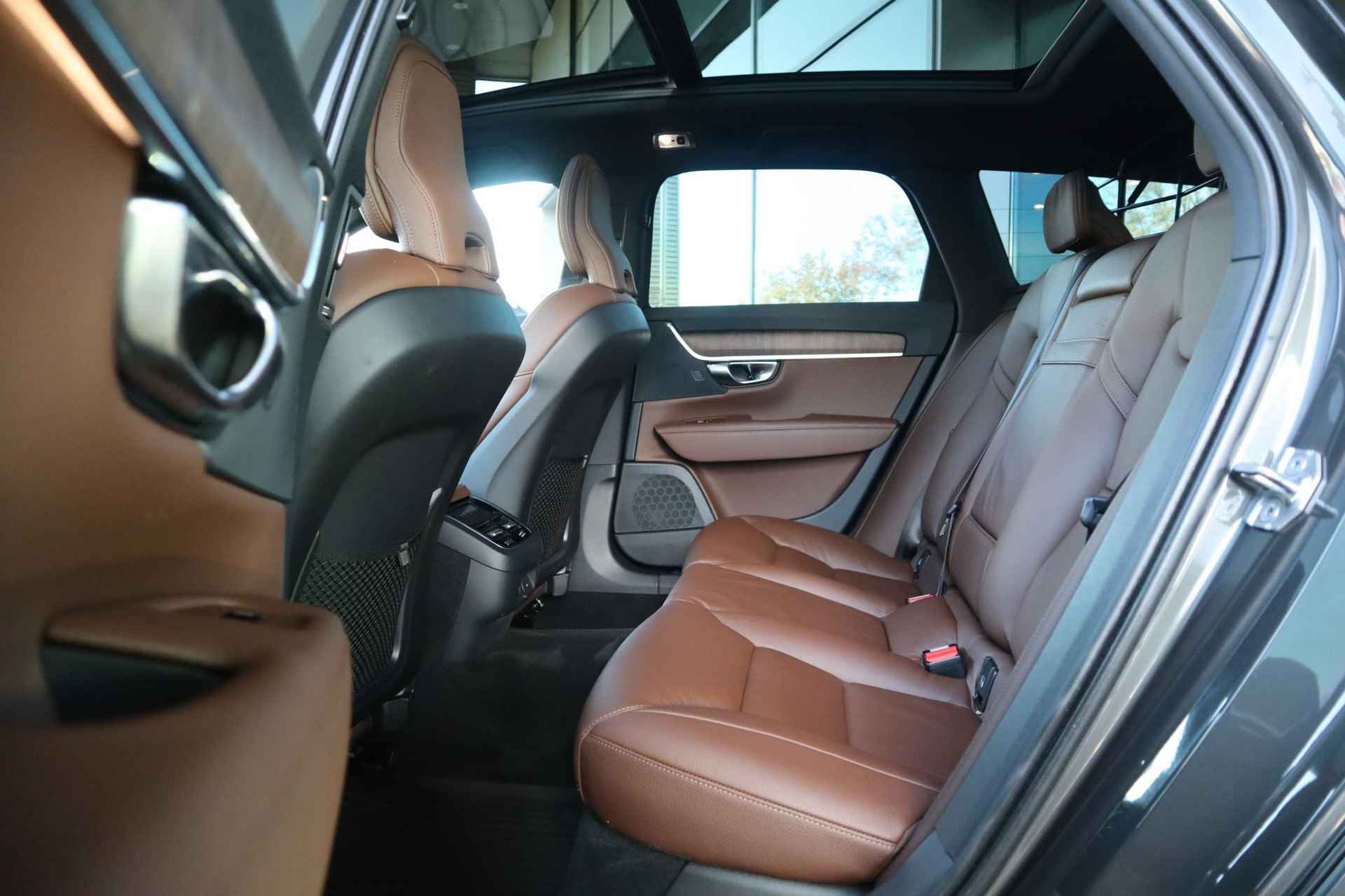 Volvo V90 Cross Country 2.0 B5 AWD Pro | Schuif-/ kanteldak| Harman Kardon Audiosysteem| 360* Camera| Keyless Entry| Airco separaat achter| Semi-elektrisch inklapbare trekhaak| Elektrisch bedienbare bestuurdersstoel met geheugenfunctie| - 13/26
