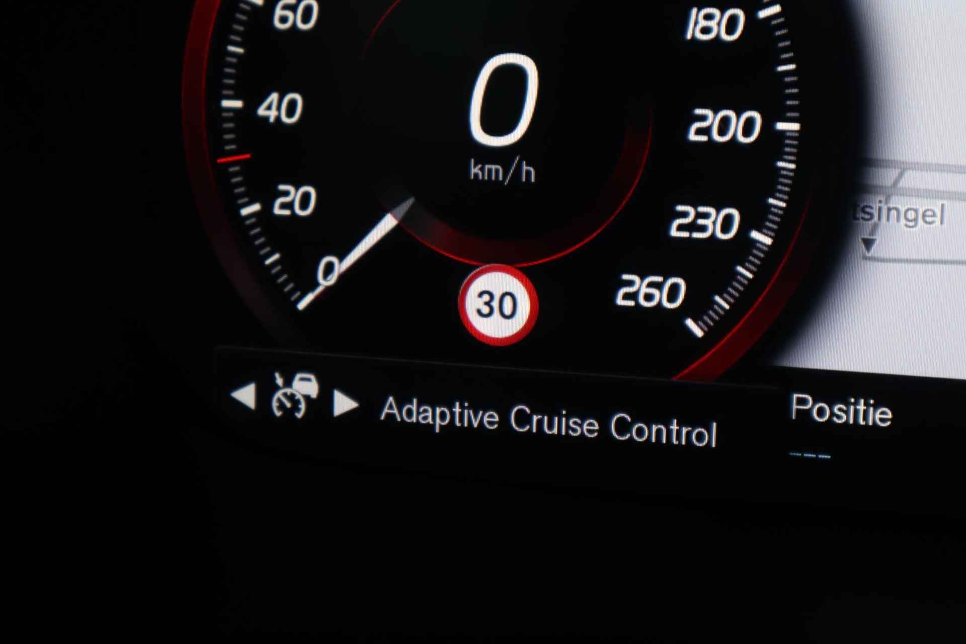 Volvo V90 Cross Country 2.0 B5 AWD Pro | Schuif-/ kanteldak| Harman Kardon Audiosysteem| 360* Camera| Keyless Entry| Airco separaat achter| Semi-elektrisch inklapbare trekhaak| Elektrisch bedienbare bestuurdersstoel met geheugenfunctie| - 17/26