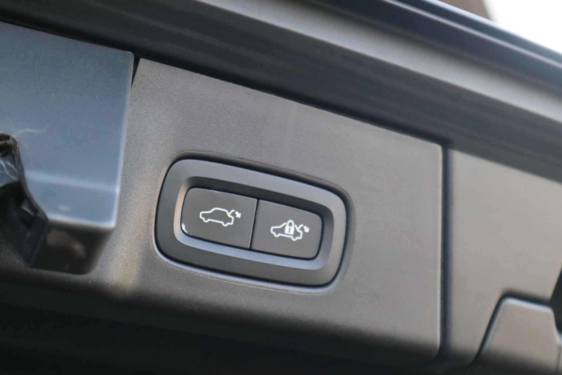 Volvo V90 Cross Country 2.0 B5 AWD Pro | Schuif-/ kanteldak| Harman Kardon Audiosysteem| 360* Camera| Keyless Entry| Airco separaat achter| Semi-elektrisch inklapbare trekhaak| Elektrisch bedienbare bestuurdersstoel met geheugenfunctie| - 22/26