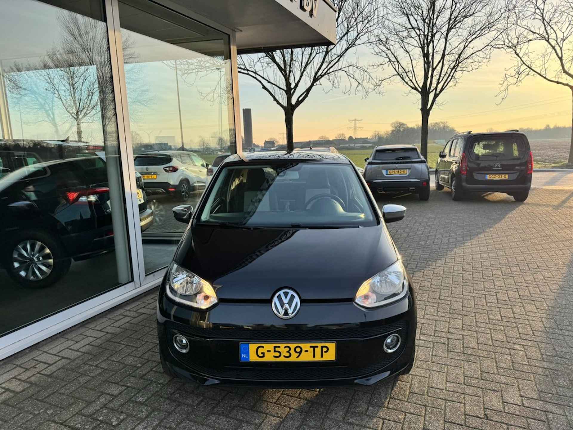 VOLKSWAGEN Up 1.0 HIGH UP , PANO , ALL IN PRIJS - 2/17