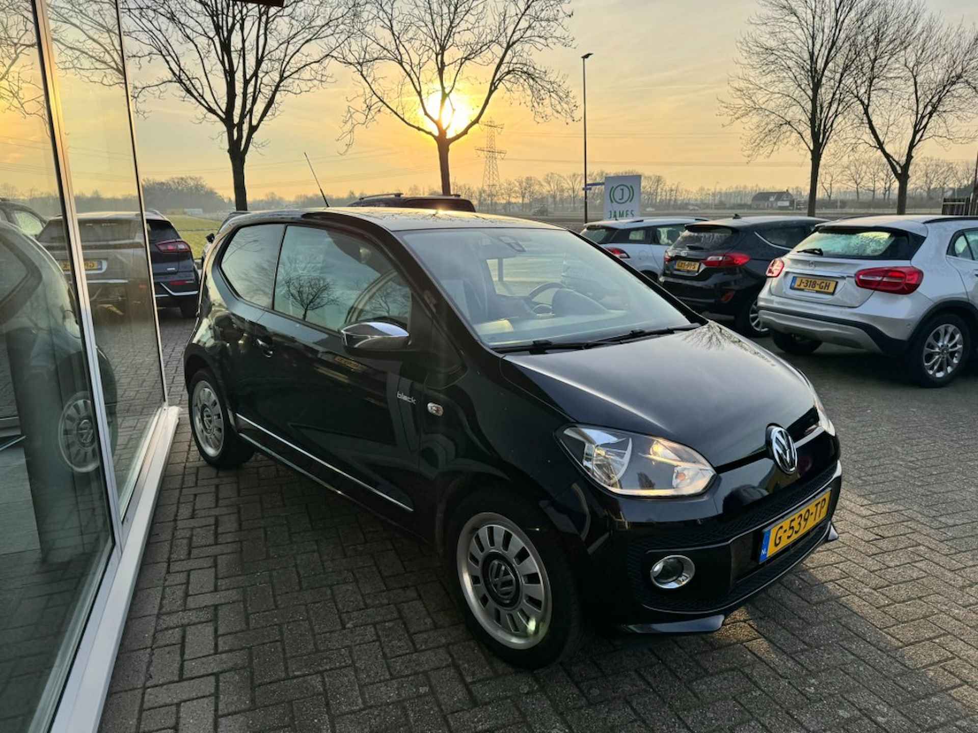 VOLKSWAGEN Up 1.0 HIGH UP , PANO , ALL IN PRIJS - 3/17