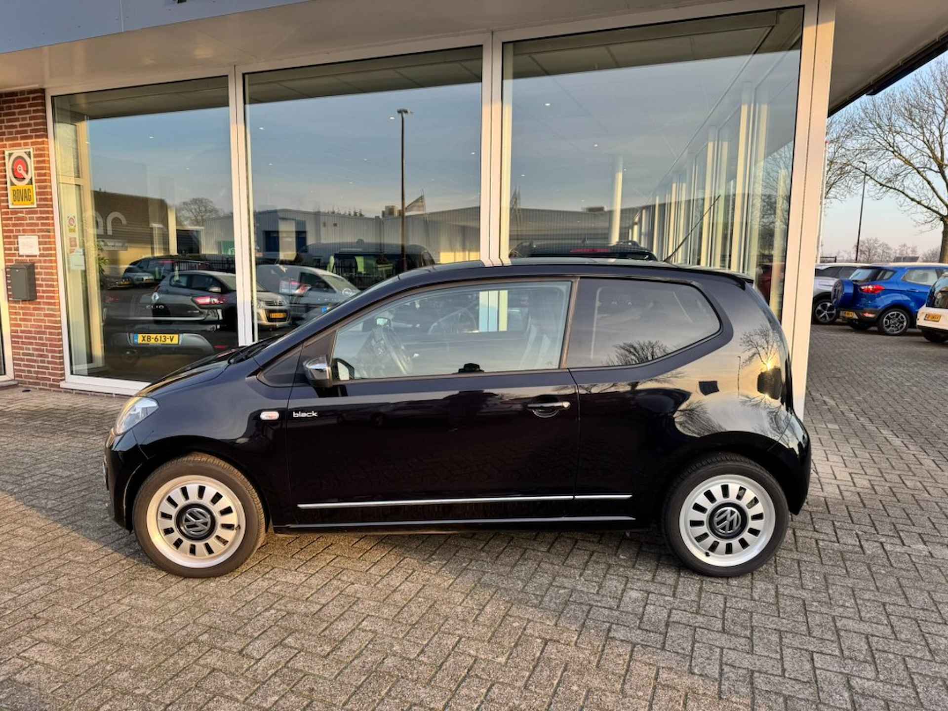 VOLKSWAGEN Up 1.0 HIGH UP , PANO , ALL IN PRIJS - 4/17