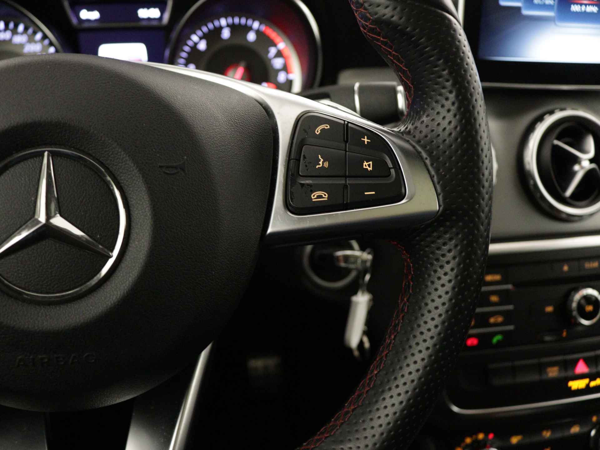 Mercedes-Benz GLA 180 Ambition AMG | Panoramadak | AMG Styling | - 25/46