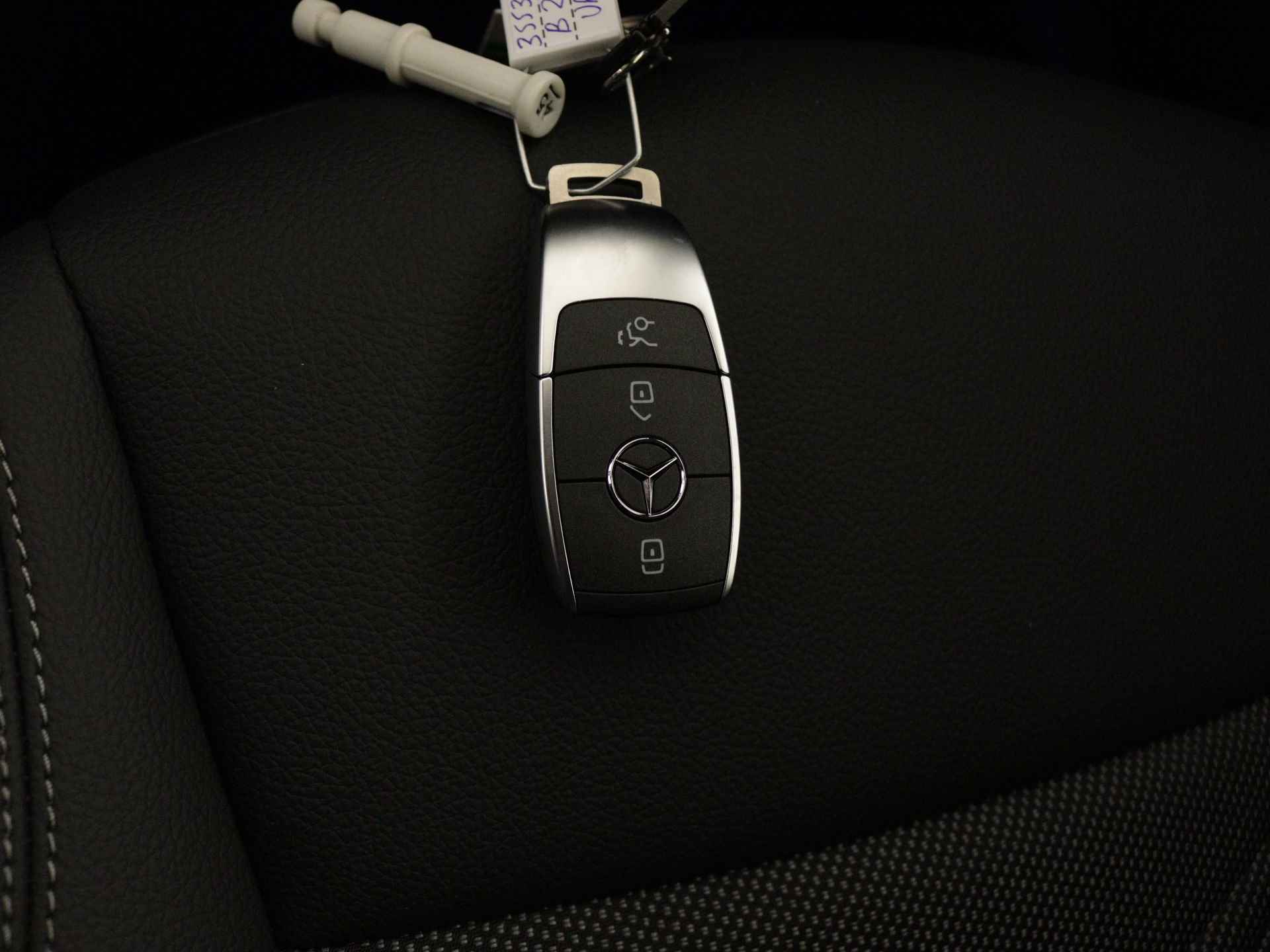 Mercedes-Benz B-Klasse 250 e Star Edition Luxury Line | Dodehoekassistent | Sfeerverlichting | Verwarmde stoelen vooraan | EASY PACK achterklep | USB-pakket plus | Keyless-Go comfortpakket | Parkeerpakket met achteruitrijcamera | - 12/40