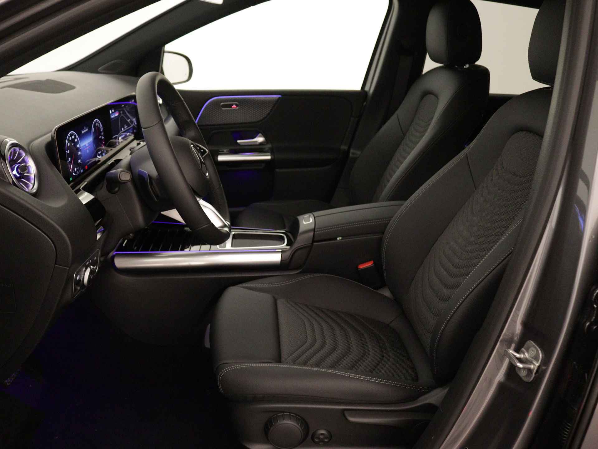 Mercedes-Benz B-Klasse 250 e Star Edition Luxury Line | Dodehoekassistent | Sfeerverlichting | Verwarmde stoelen vooraan | EASY PACK achterklep | USB-pakket plus | Keyless-Go comfortpakket | Parkeerpakket met achteruitrijcamera | - 16/40