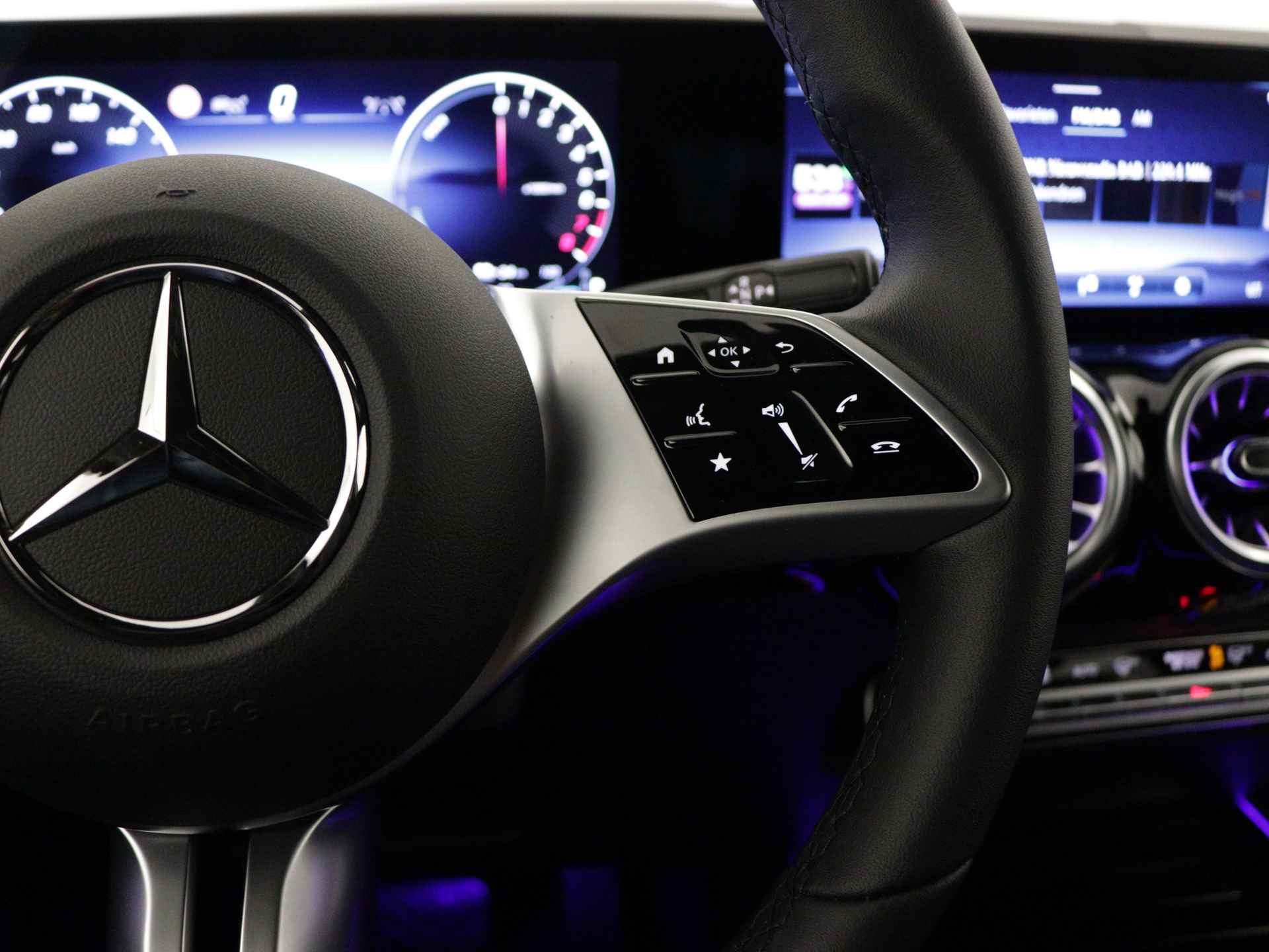 Mercedes-Benz B-Klasse 250 e Star Edition Luxury Line | Dodehoekassistent | Sfeerverlichting | Verwarmde stoelen vooraan | EASY PACK achterklep | USB-pakket plus | Keyless-Go comfortpakket | Parkeerpakket met achteruitrijcamera | - 20/40