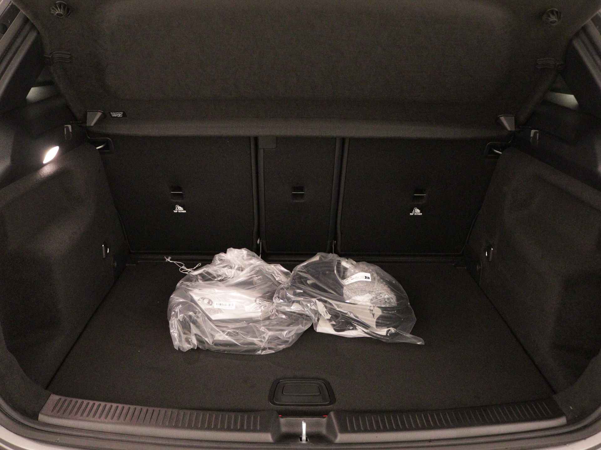 Mercedes-Benz B-Klasse 250 e Star Edition Luxury Line | Dodehoekassistent | Sfeerverlichting | Verwarmde stoelen vooraan | EASY PACK achterklep | USB-pakket plus | Keyless-Go comfortpakket | Parkeerpakket met achteruitrijcamera | - 33/40