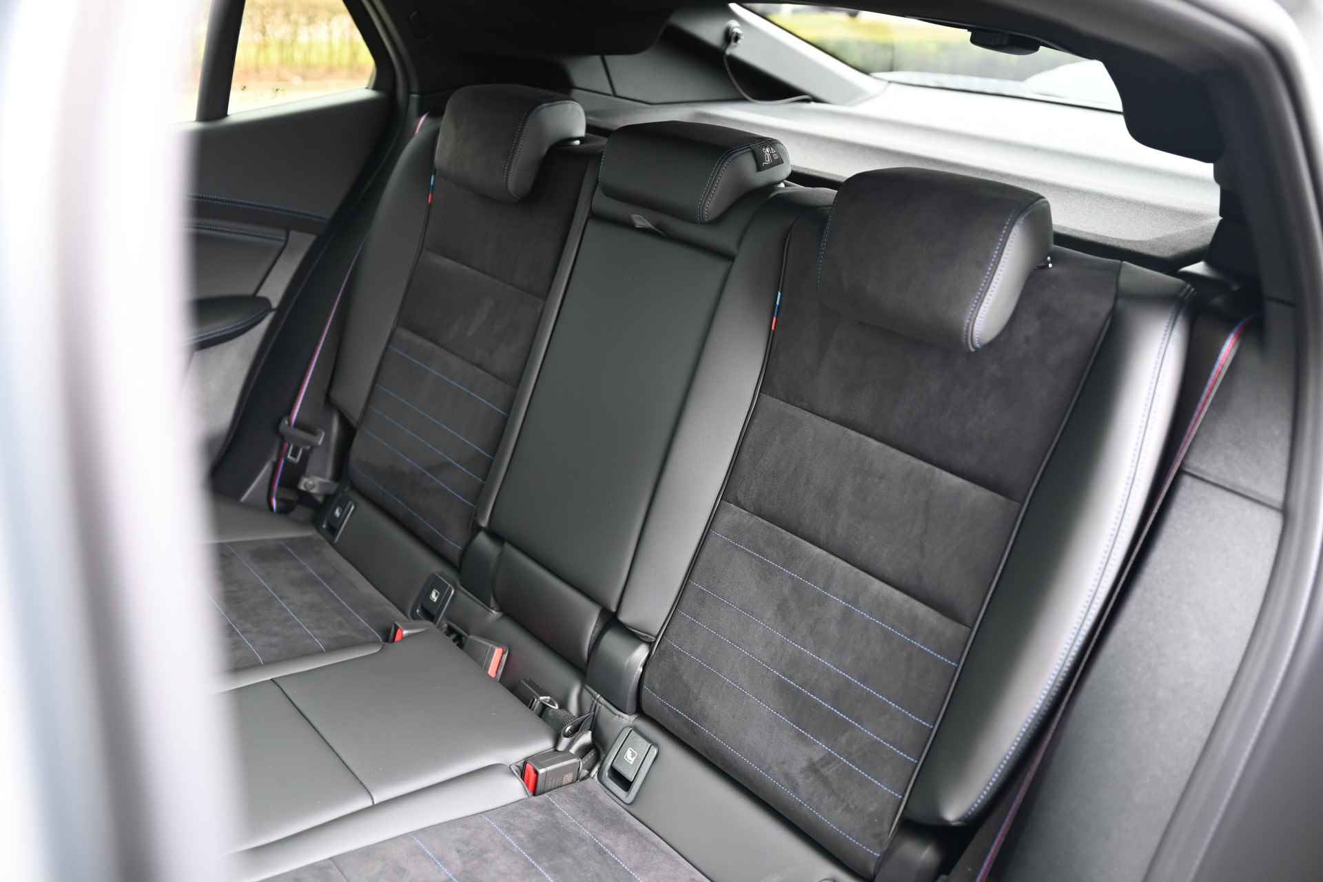 BMW X2 sDrive20i High Executive M Sport Automaat / Panoramadak / Trekhaak / M Sportstoelen / Adaptieve LED / Parking Assistant Plus / / Adaptief M Onderstel / Comfort Access - 30/35